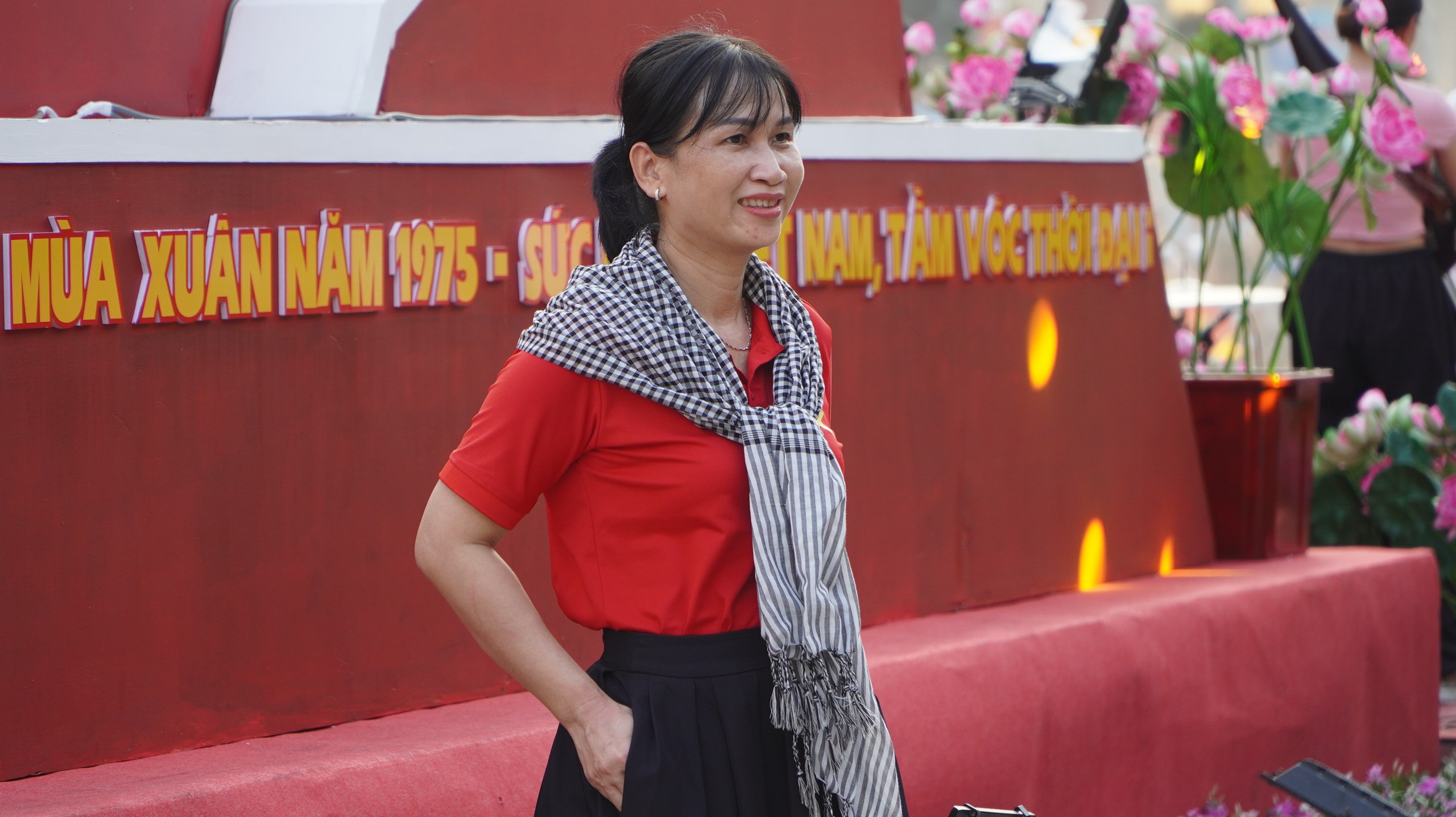 Phố đi bộ Nguyễn Huệ đ&ocirc;ng nghẹt người chiều cuối tuần, người d&acirc;n h&aacute;o hức chờ xem 3D Mapping - Ảnh 8.