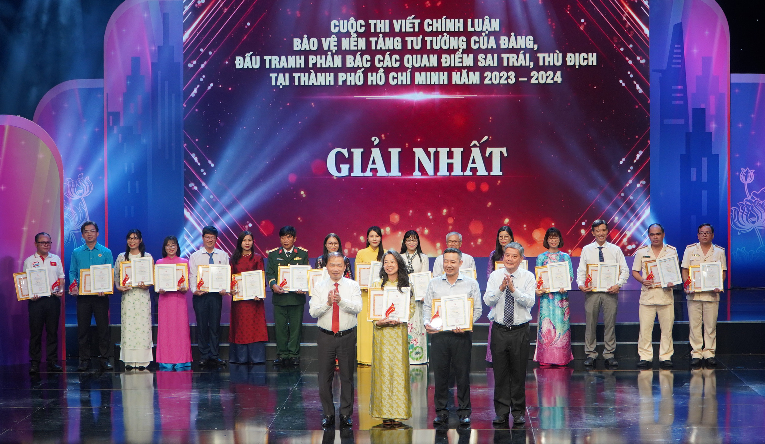 Trao giải Cuộc thi viết ch&iacute;nh luận bảo vệ nền tảng tư tưởng của Đảng - Ảnh 2.