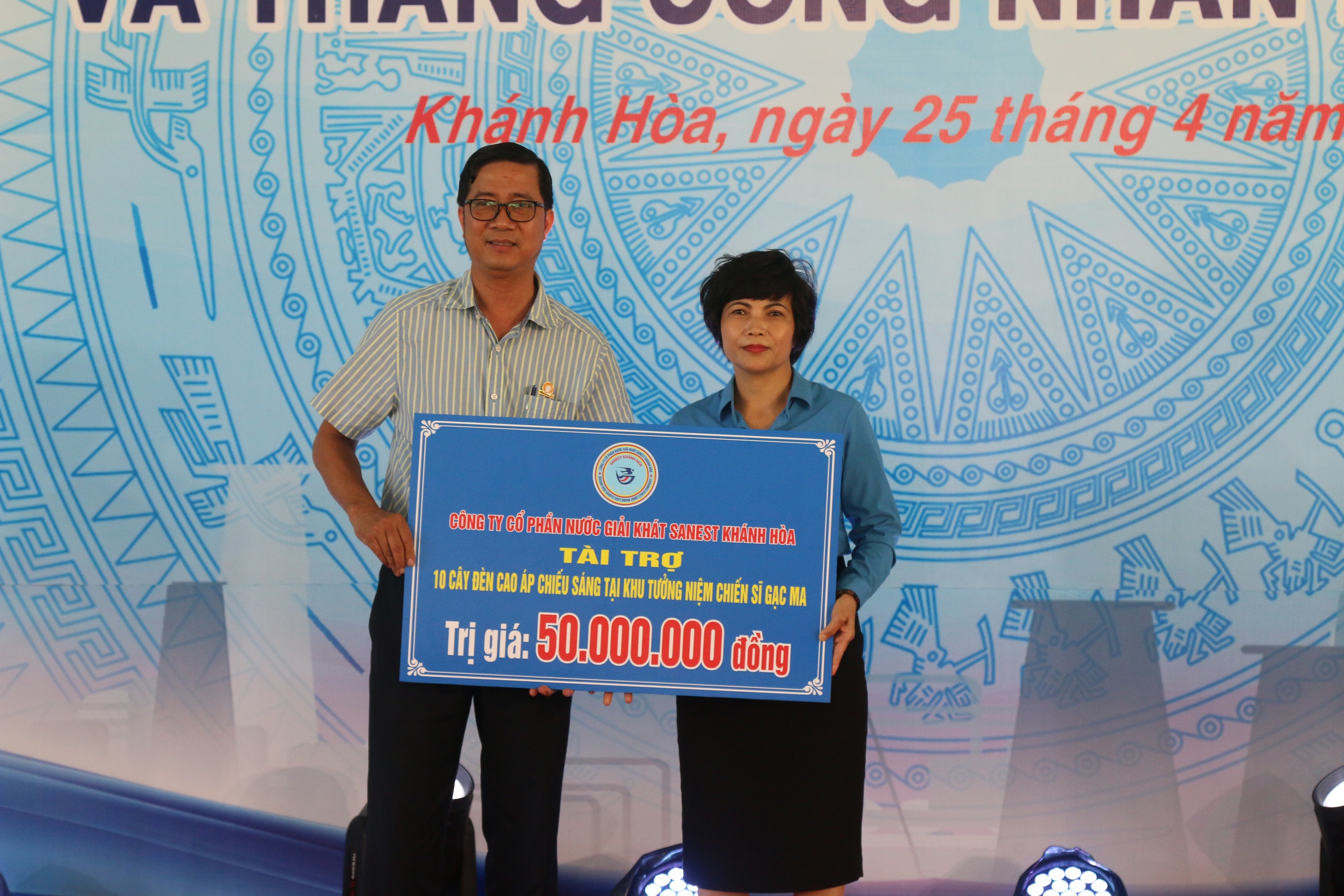 Sanest Khánh Hòa tặng đèn chiếu sáng cho Khu tưởng niệm chiến sĩ Gạc Ma- Ảnh 2.