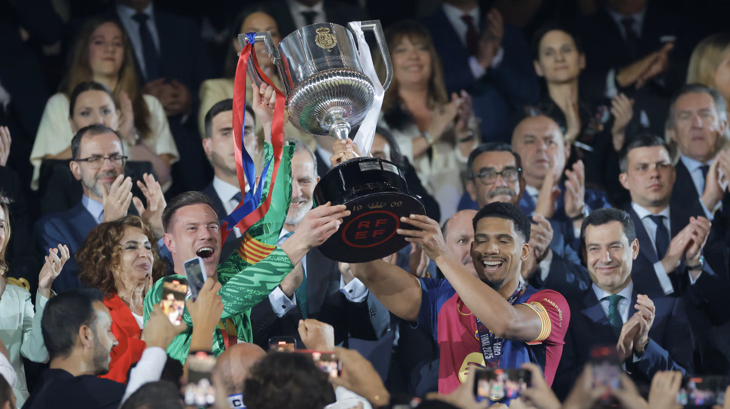 Nghẹt thở chung kết 120 ph&uacute;t, Barcelona đăng quang C&uacute;p Nh&agrave; vua- Ảnh 9.