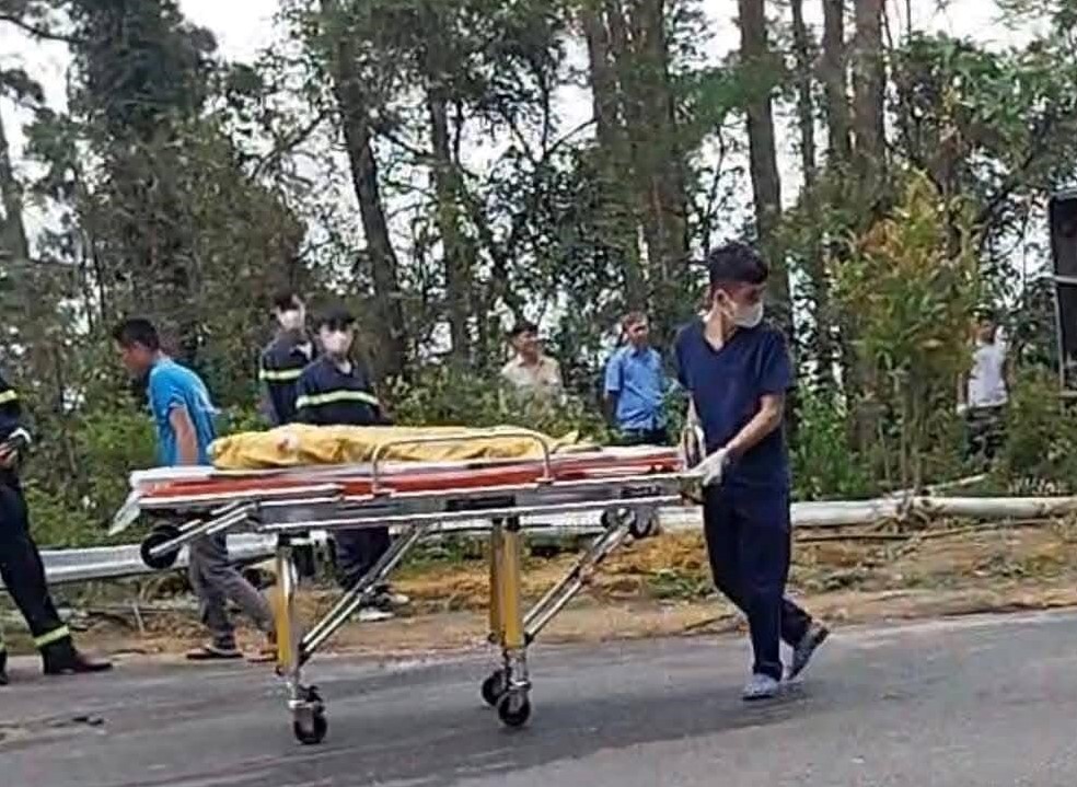 Xe khách lật trên đèo Tam Đảo, 3 người chết, hàng chục người bị thương- Ảnh 3.