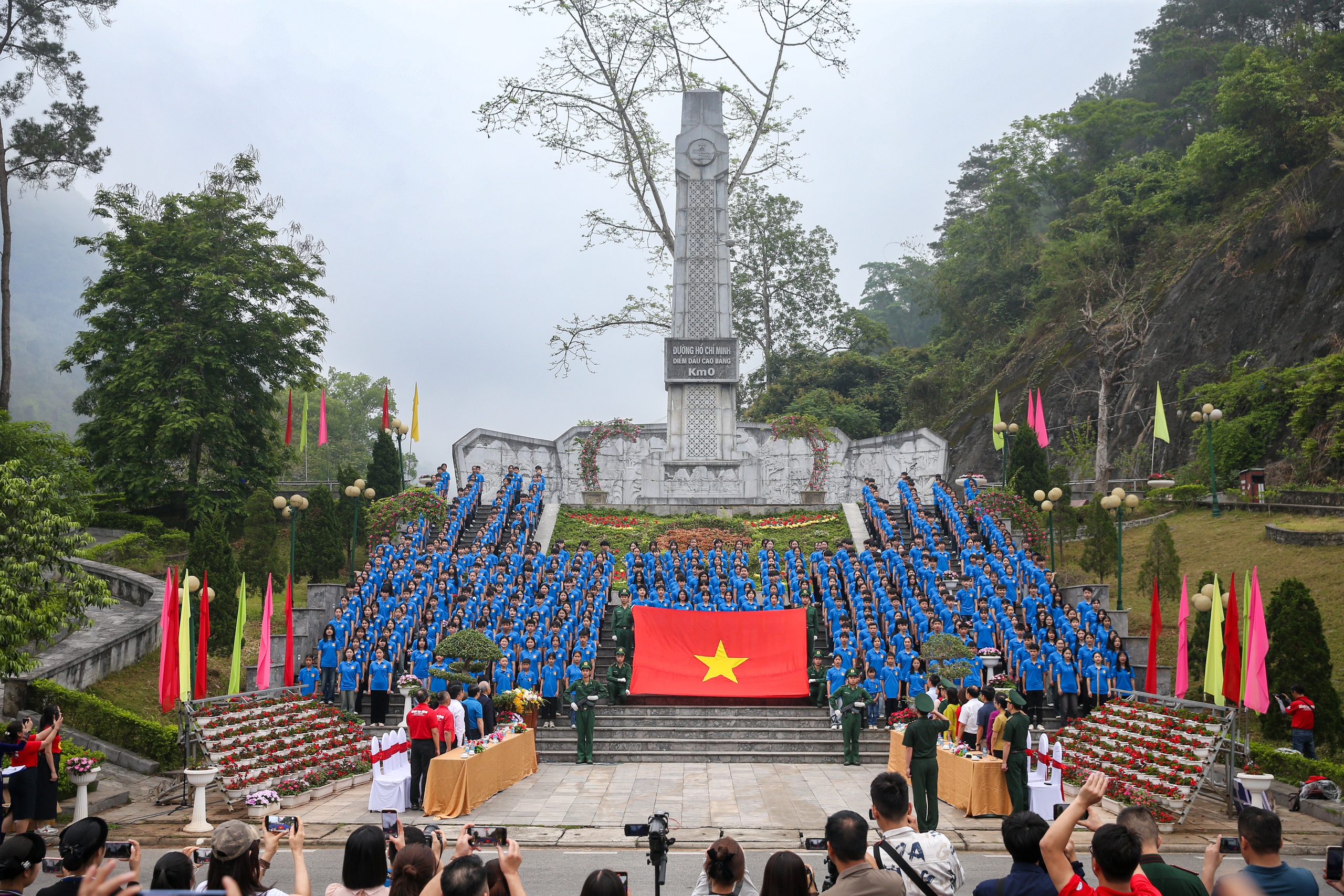 Xác lập Kỷ lục Việt Nam: 500 học sinh chào cờ tại Cột mốc Km0 - Đường Hồ Chí Minh- Ảnh 1.