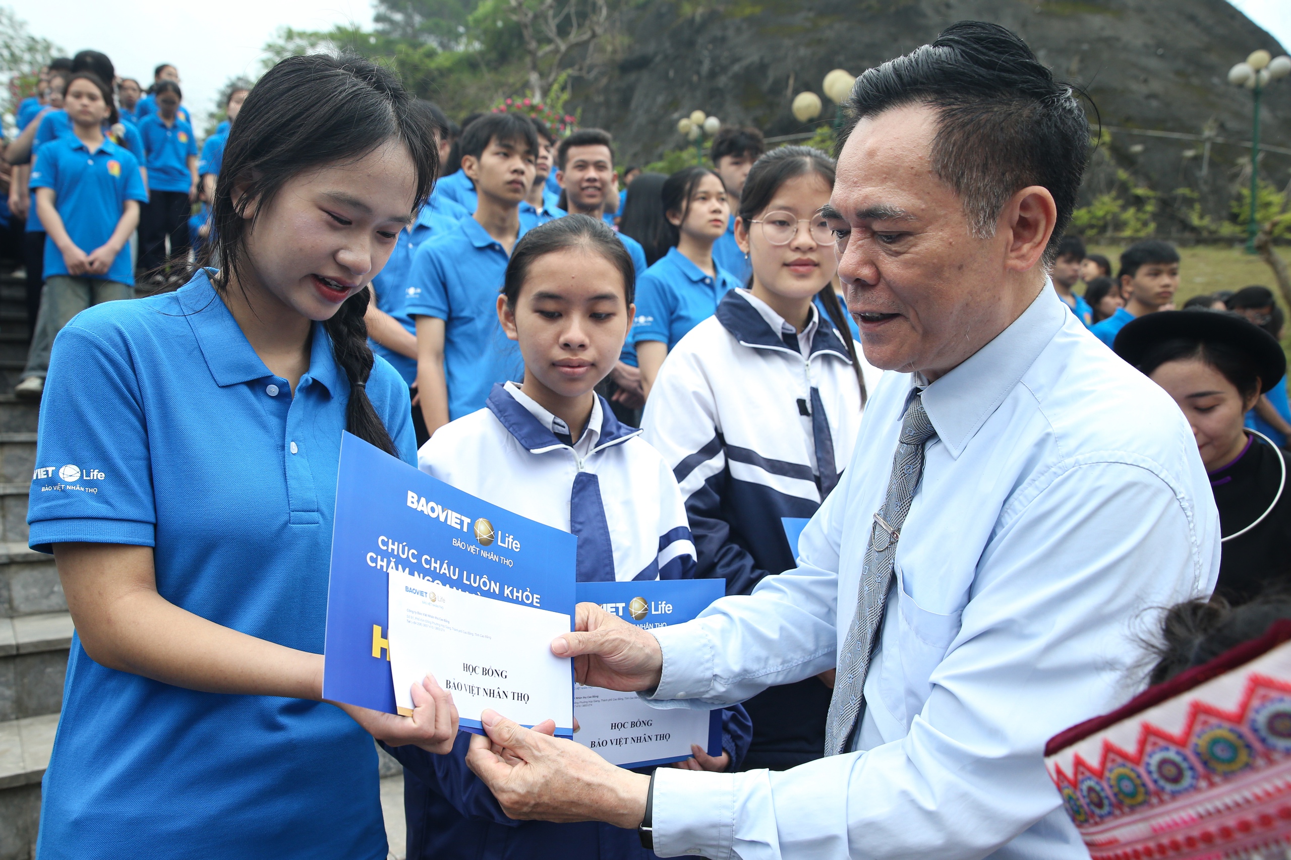Xác lập Kỷ lục Việt Nam: 500 học sinh chào cờ tại Cột mốc Km0 - Đường Hồ Chí Minh- Ảnh 6.