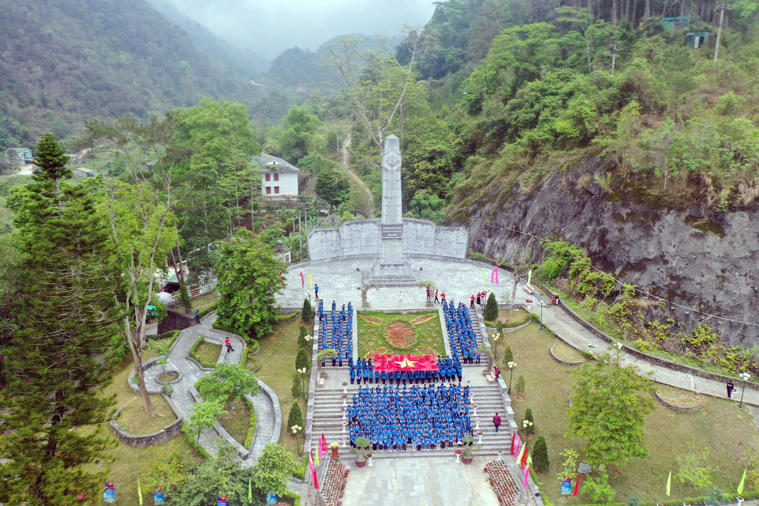 Xác lập Kỷ lục Việt Nam: 500 học sinh chào cờ tại Cột mốc Km0 - Đường Hồ Chí Minh- Ảnh 12.
