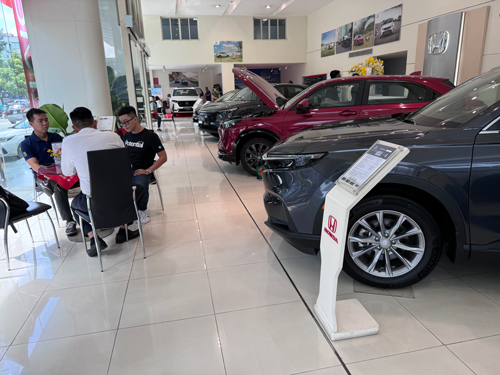 Xe lai bất ngờ tăng tốc - Ảnh 1.