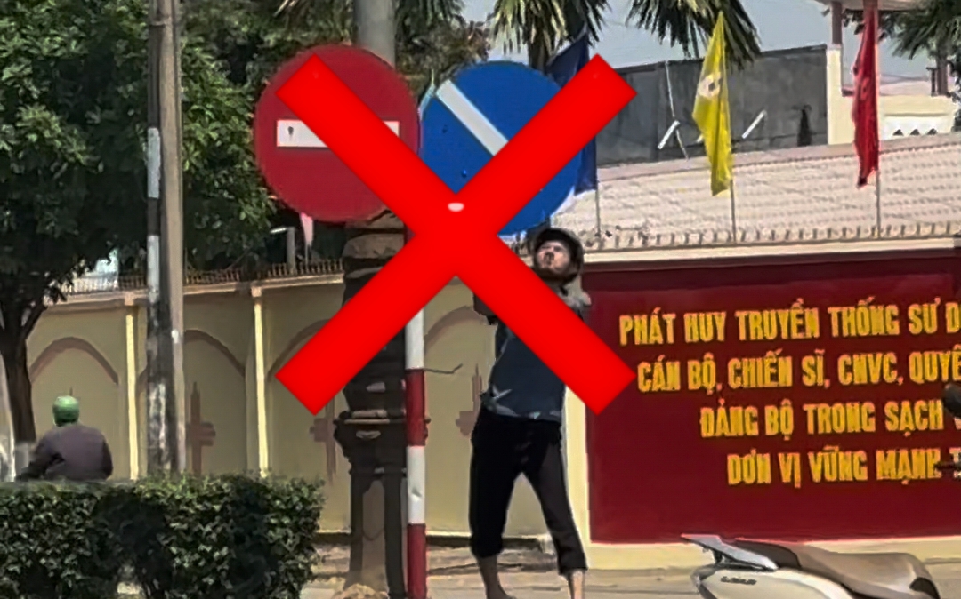 CLIP: "Khó chịu trong người", mang búa ra đường đập biển báo giao thông