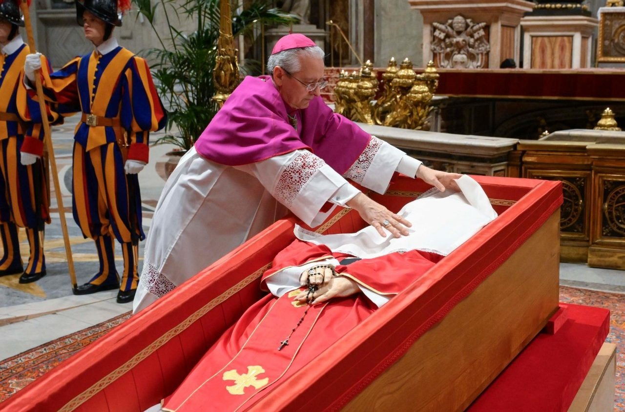 Vatican thực hiện nghi lễ đóng nắp quan tài Giáo hoàng Francis, biển người đổ về- Ảnh 3.