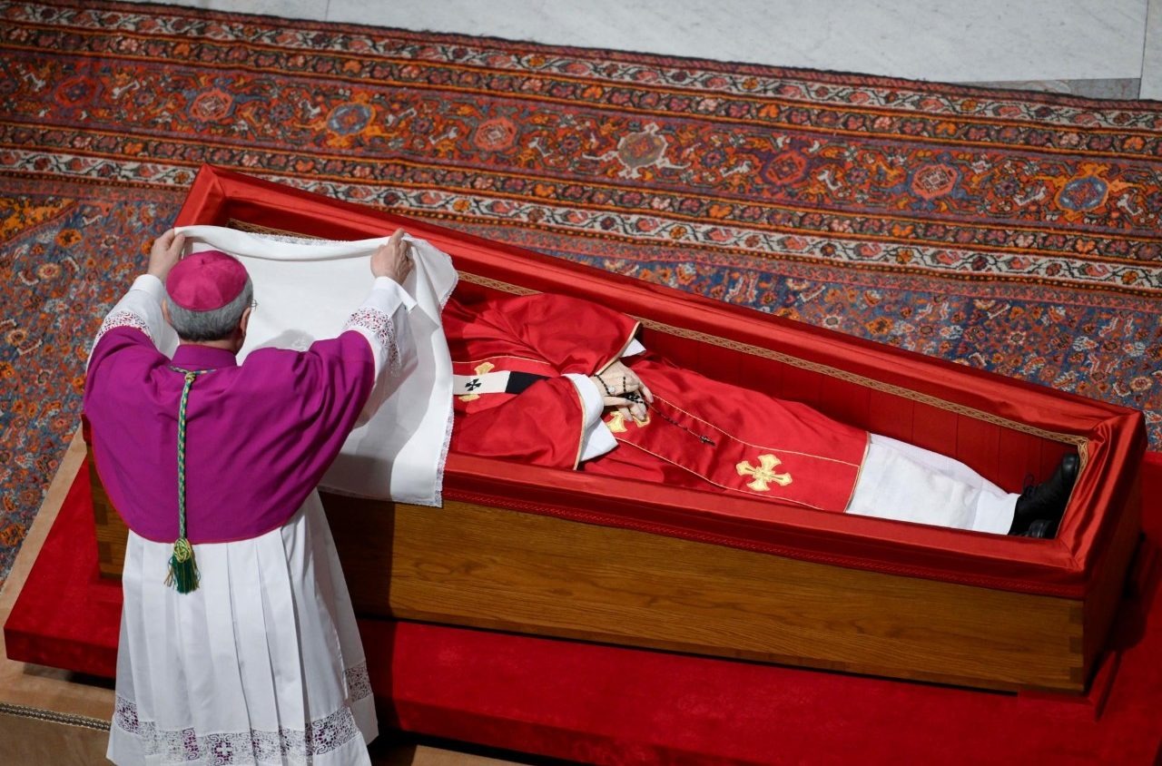 Vatican thực hiện nghi lễ đ&oacute;ng nắp quan t&agrave;i Gi&aacute;o ho&agrave;ng Francis, biển người đổ về- Ảnh 4.
