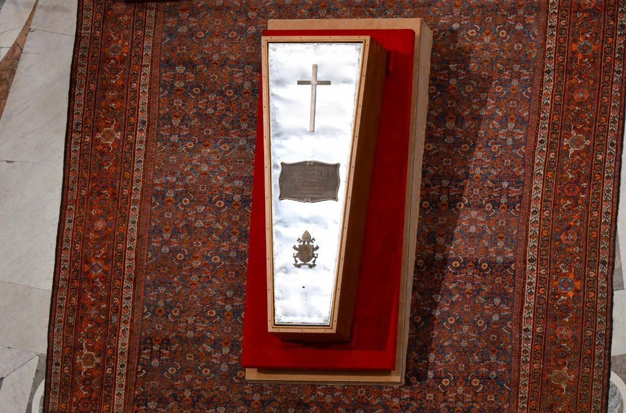 Vatican thực hiện nghi lễ đ&oacute;ng nắp quan t&agrave;i Gi&aacute;o ho&agrave;ng Francis, biển người đổ về- Ảnh 5.