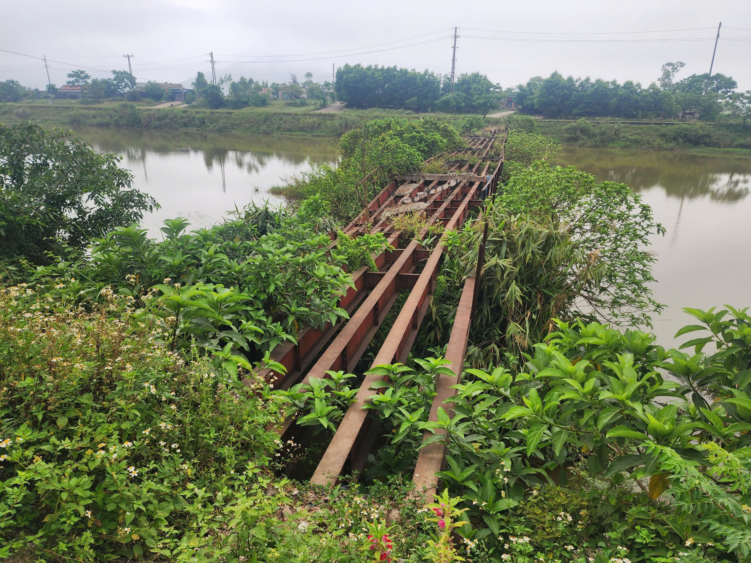 &Aacute;m ảnh 2 c&acirc;y cầu sắt bị bỏ hoang, xuống cấp trầm trọng tr&ecirc;n tuyến k&ecirc;nh tho&aacute;t lũ- Ảnh 10.