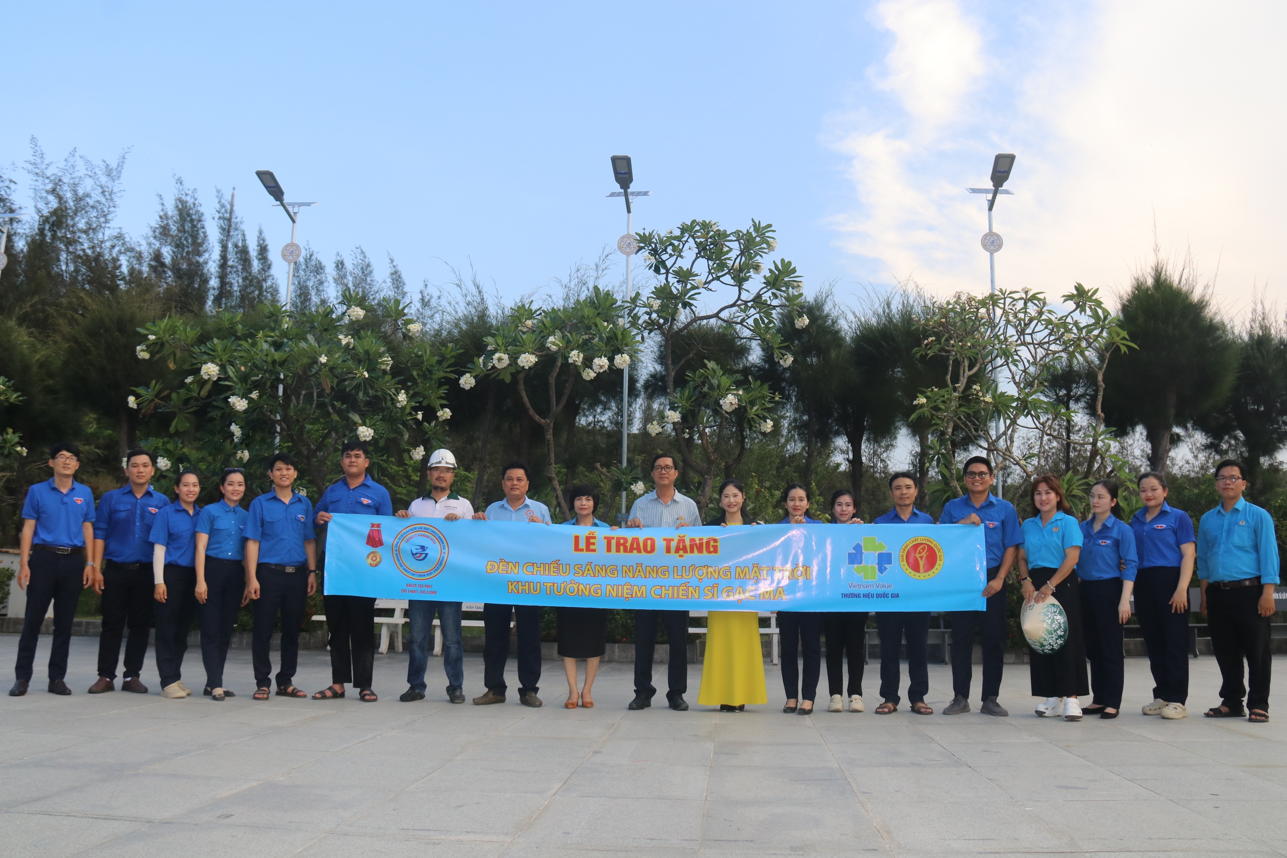 Sanest Khánh Hòa tặng đèn chiếu sáng cho Khu tưởng niệm chiến sĩ Gạc Ma- Ảnh 4.