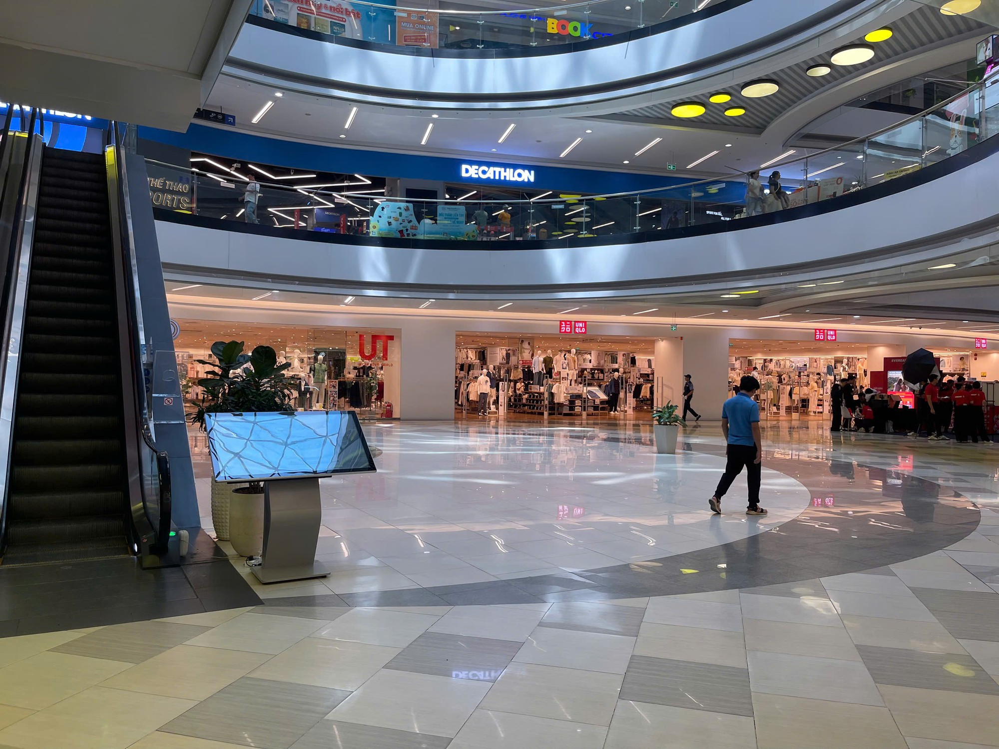Lại c&oacute; người rơi lầu trong trung t&acirc;m thương mại Vạn Hạnh Mall- Ảnh 2.