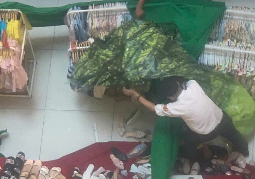 Lại c&oacute; người rơi lầu trong trung t&acirc;m thương mại Vạn Hạnh Mall- Ảnh 1.