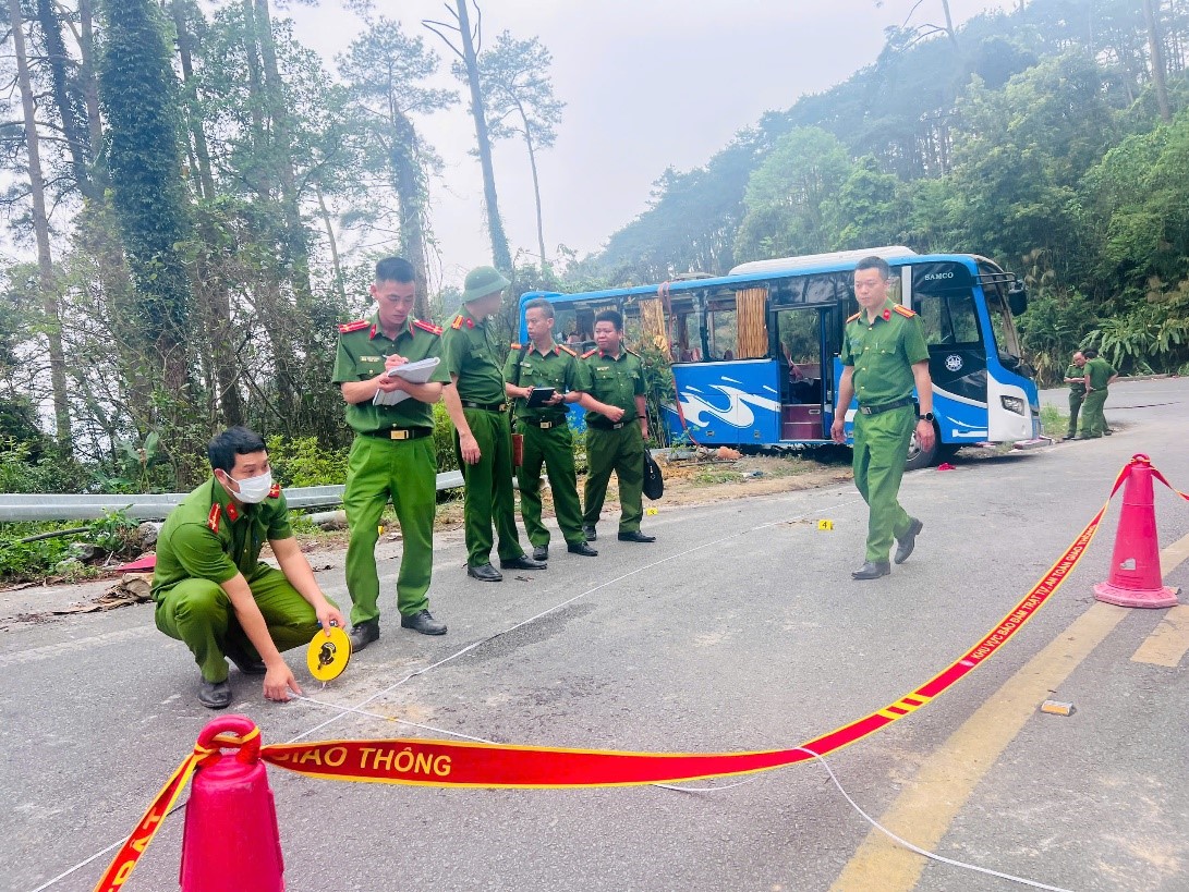 X&aacute;c định nguy&ecirc;n nh&acirc;n vụ xe kh&aacute;ch lật tr&ecirc;n đ&egrave;o Tam Đảo khiến 3 người chết, 13 người bị thương- Ảnh 3.