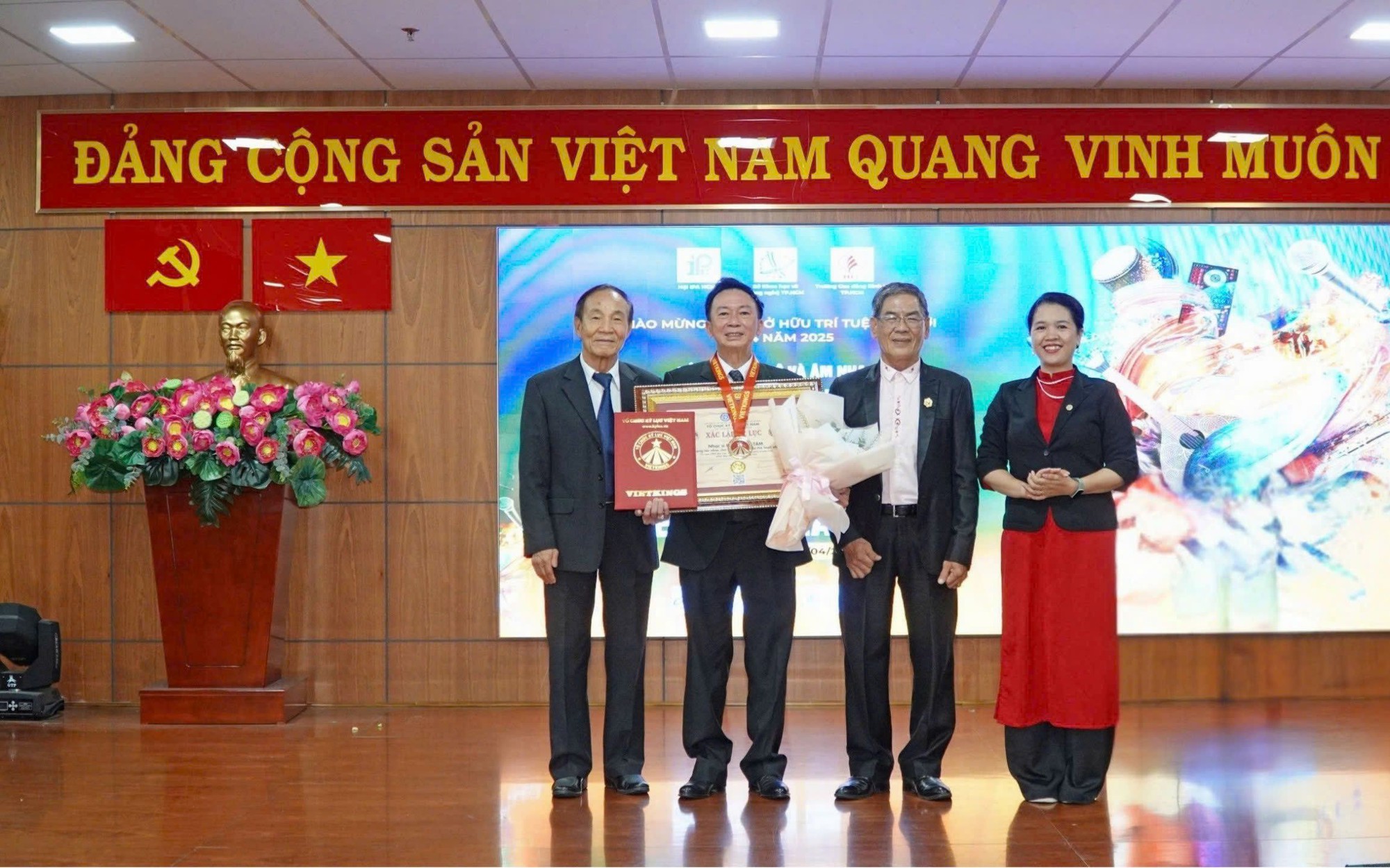 Nhạc sĩ Phạm Hữu Tâm trở thành kỷ lục gia

