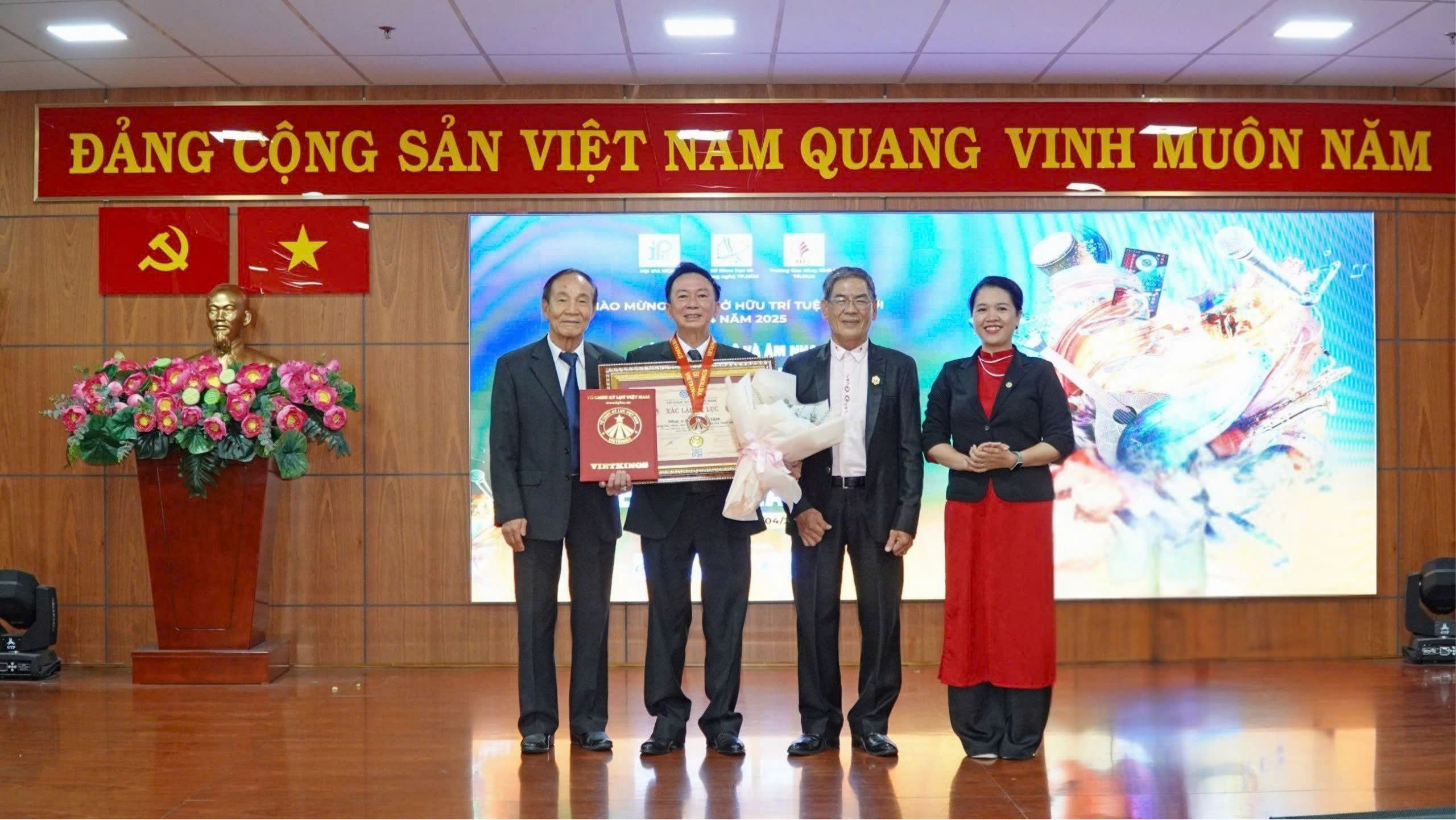 Nhạc sĩ Phạm Hữu T&acirc;m trở th&agrave;nh kỷ lục gia

- Ảnh 1.