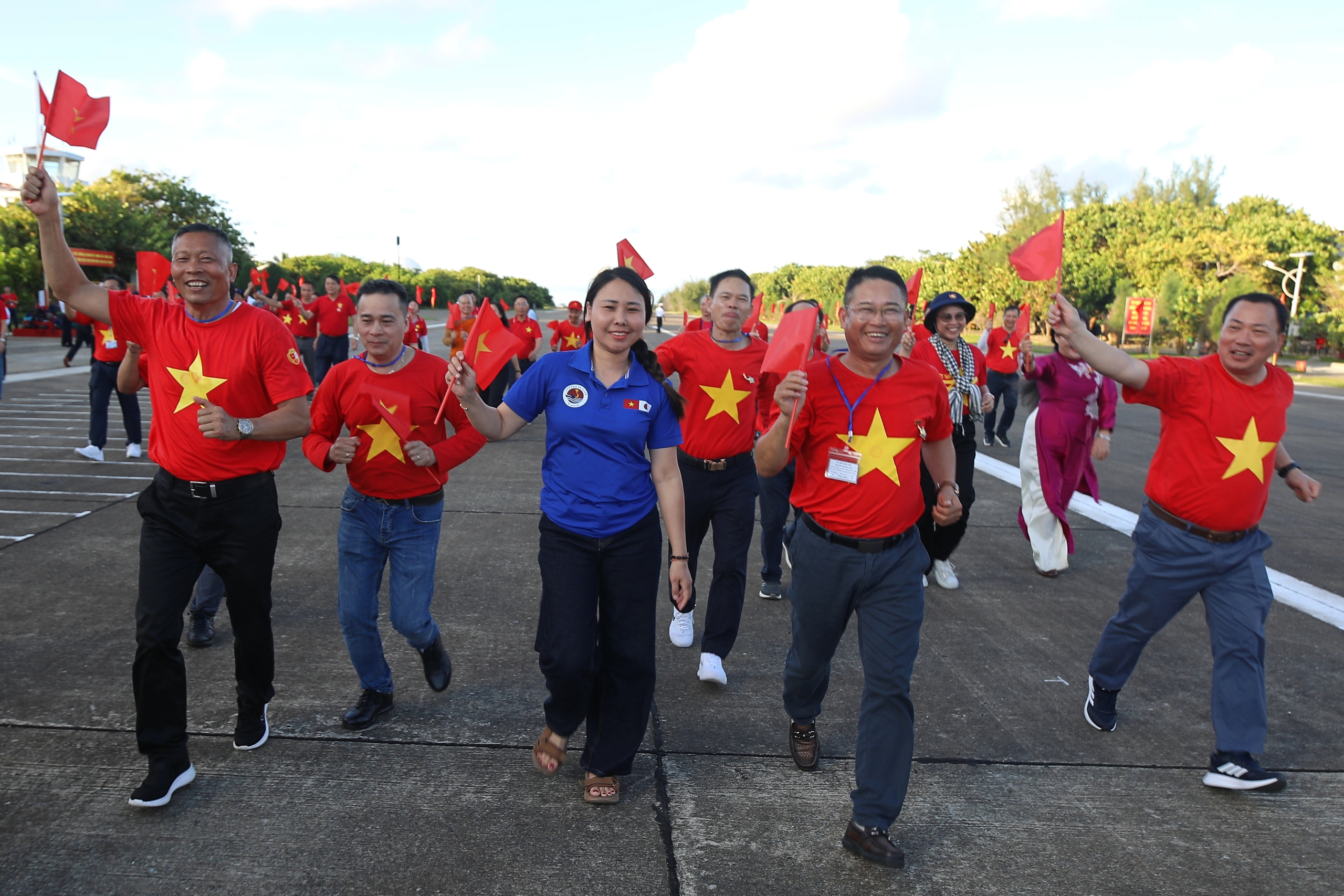 "Chuyến t&agrave;u Đại đo&agrave;n kết" đưa kiều b&agrave;o thăm Trường Sa, Nh&agrave; gi&agrave;n DK-I- Ảnh 11.