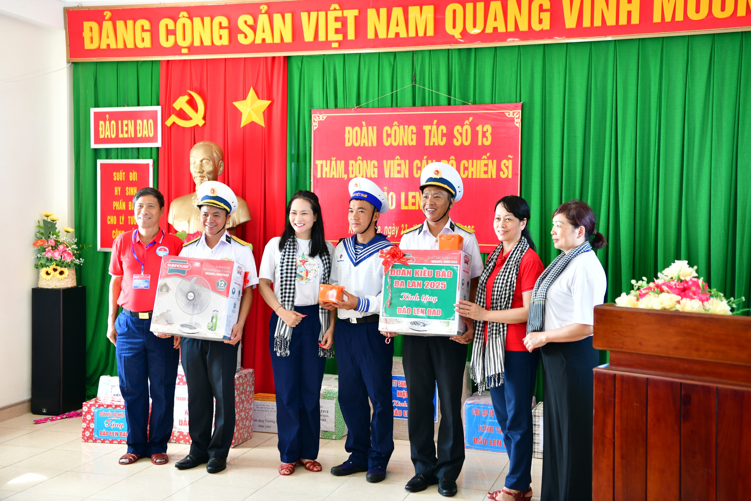 "Chuyến t&agrave;u Đại đo&agrave;n kết" đưa kiều b&agrave;o thăm Trường Sa, Nh&agrave; gi&agrave;n DK-I- Ảnh 4.