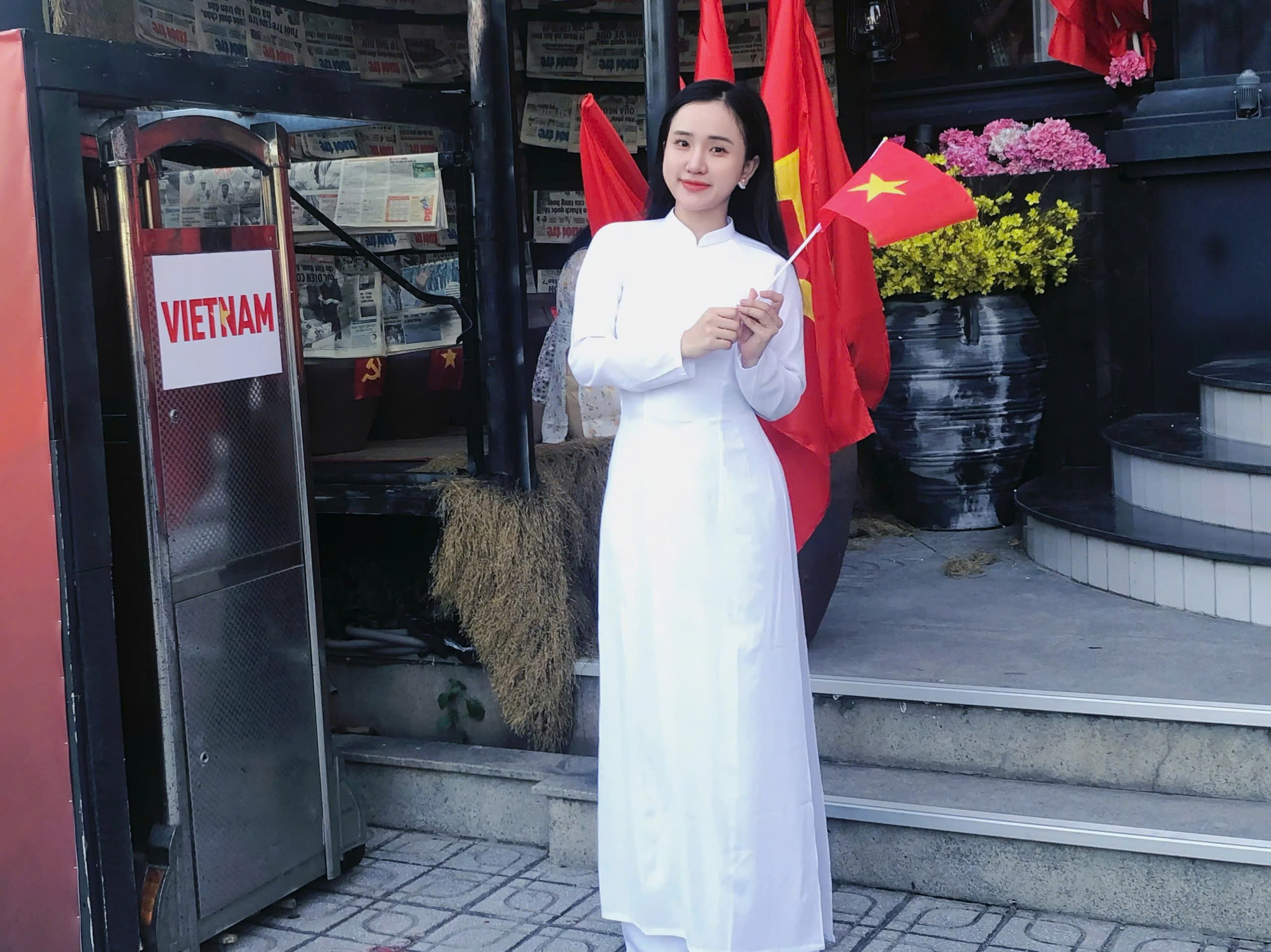 TP HCM: Những quán cà phê rực rỡ sắc đỏ mừng 50 năm thống nhất - Ảnh 4.