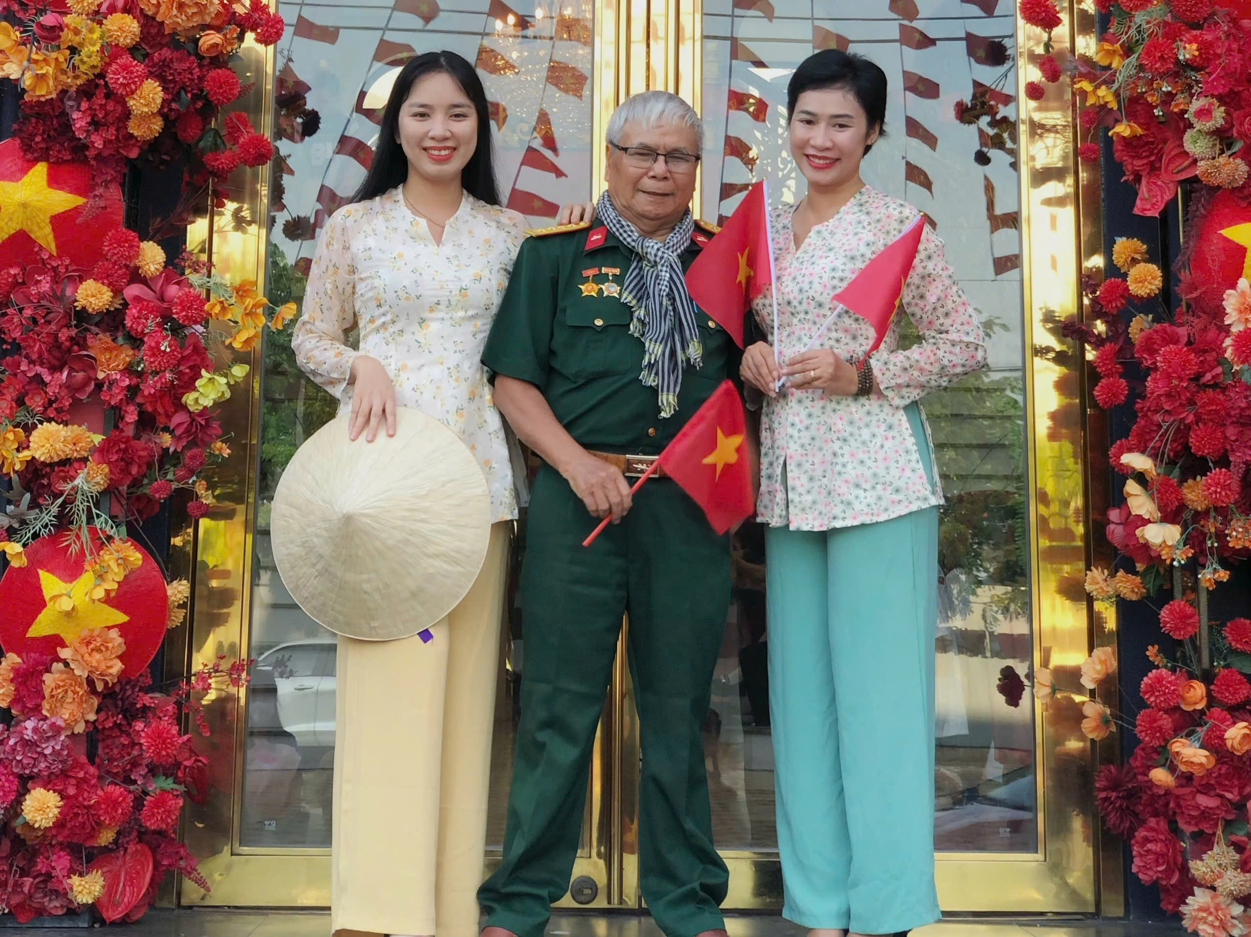 TP HCM: Những quán cà phê rực rỡ sắc đỏ mừng 50 năm thống nhất - Ảnh 9.