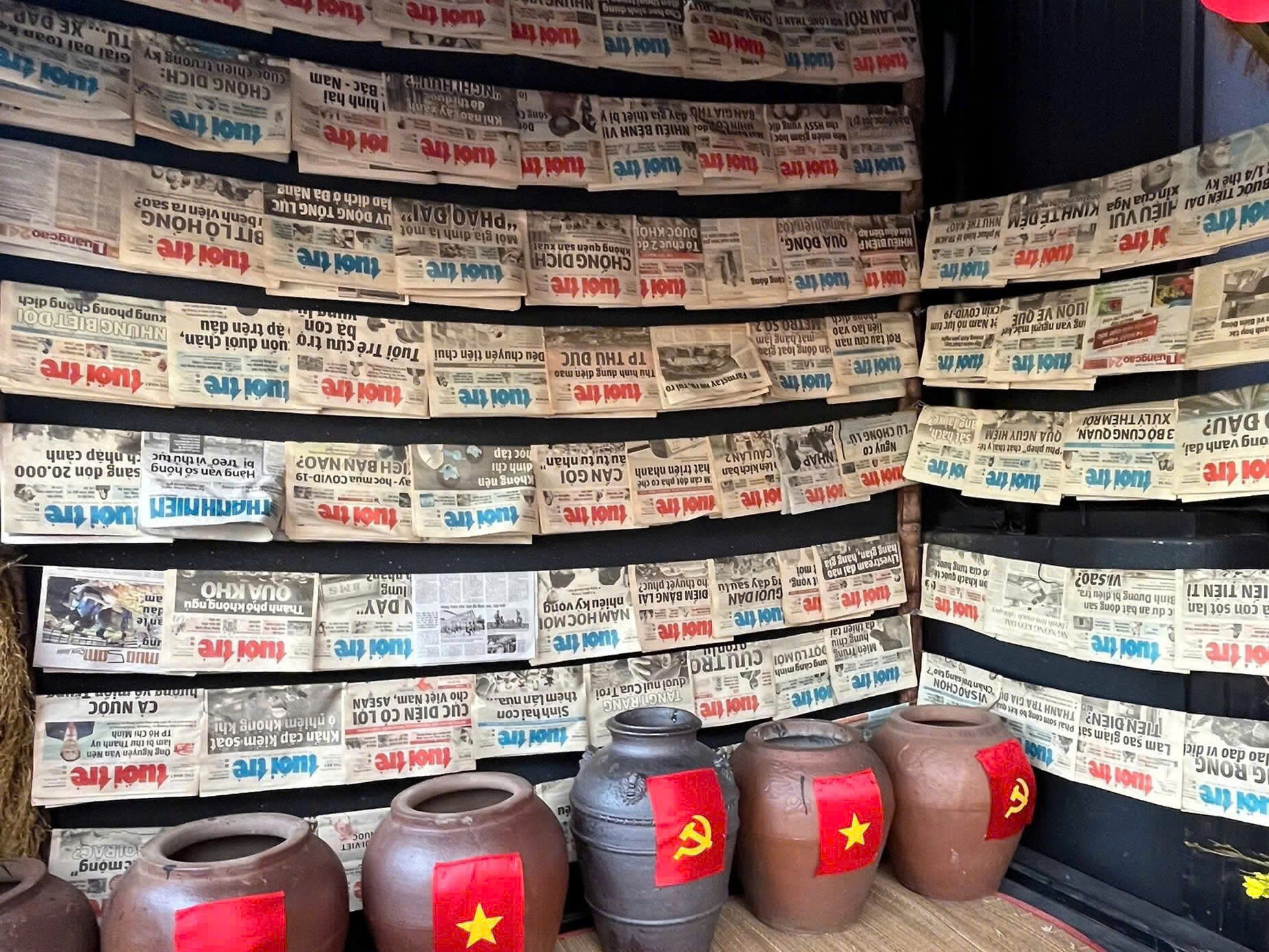 TP HCM: Những quán cà phê rực rỡ sắc đỏ mừng 50 năm thống nhất - Ảnh 12.