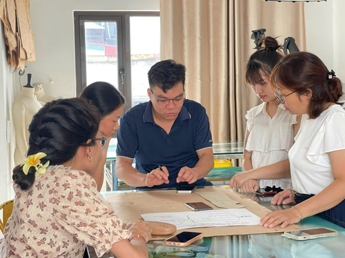 Cuộc thi viết Người thầy k&iacute;nh y&ecirc;u: Miệt m&agrave;i dạy nghề cho phụ nữ khuyết tật- Ảnh 1.