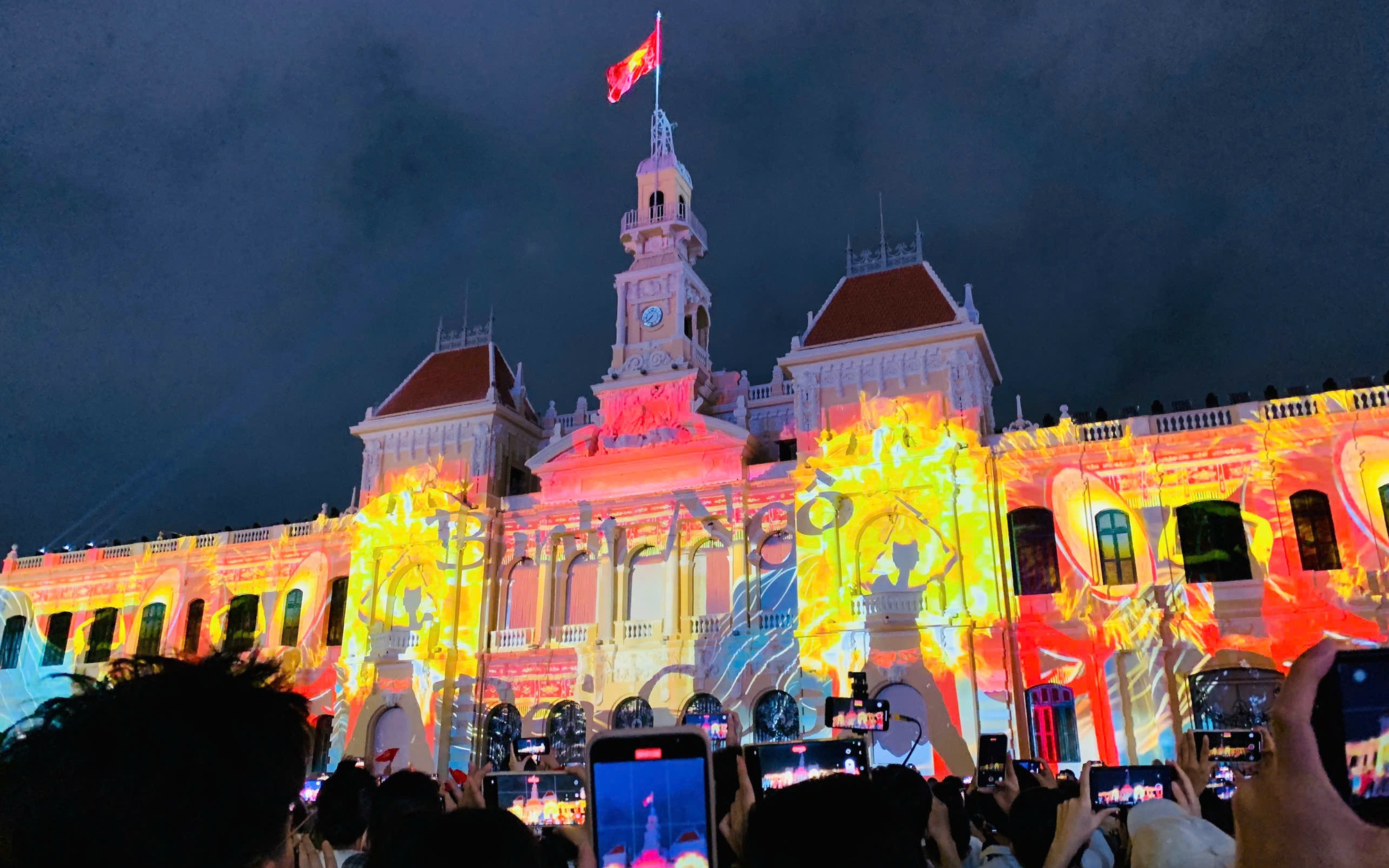 Đêm cuối tuần, chìm đắm trong màn trình diễn 3D mapping và pháo hoa rực rỡ