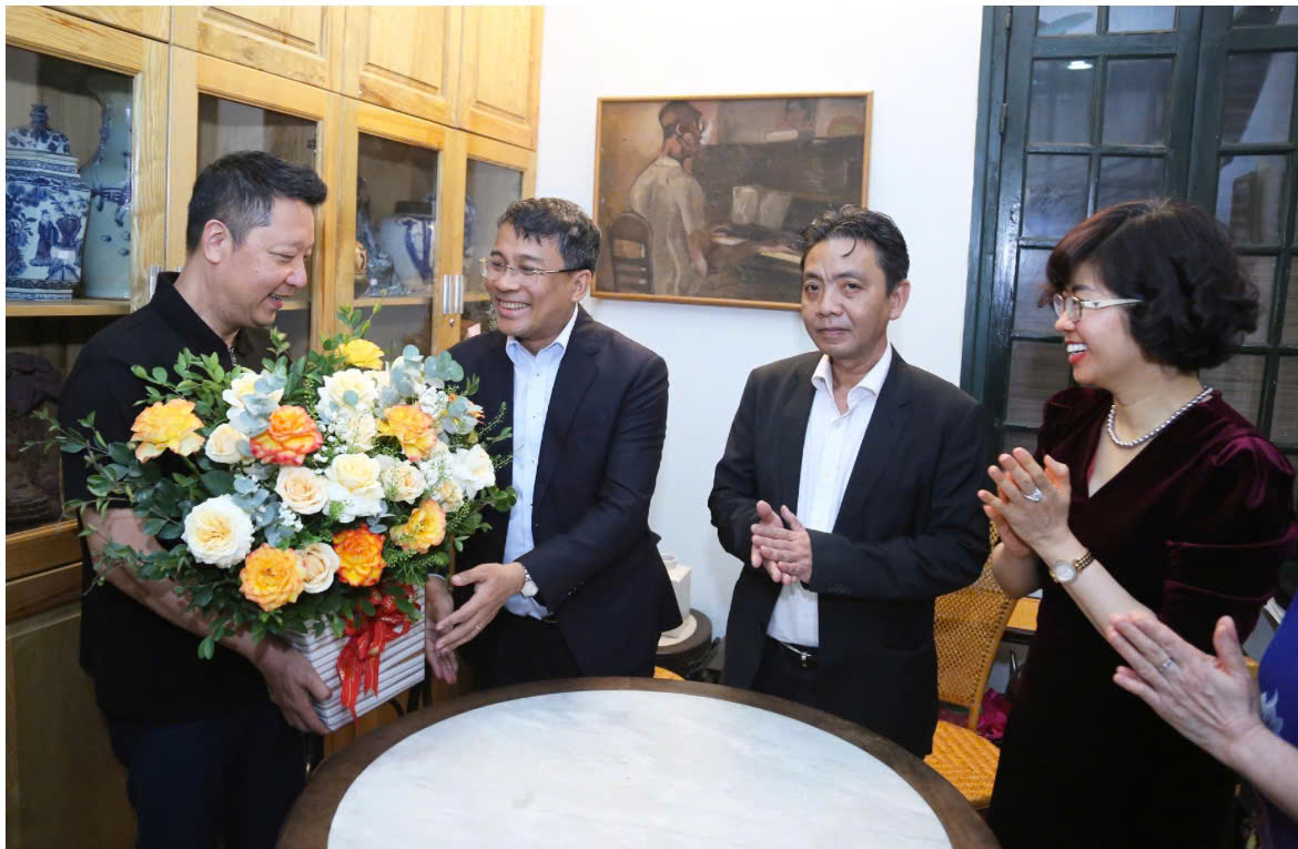 Ủy ban Quốc gia UNESCO Việt Nam thăm, ch&uacute;c mừng gia đ&igrave;nh cố nhạc sĩ Ho&agrave;ng V&acirc;n- Ảnh 1.