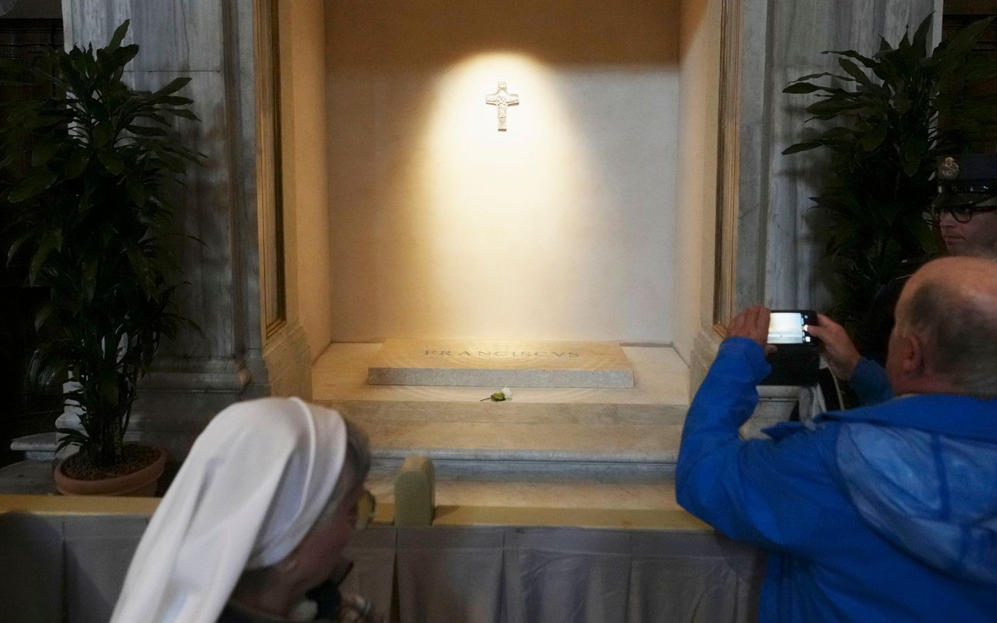 Dòng người dài viếng ngôi mộ vô cùng đơn giản của cố Giáo hoàng Francis