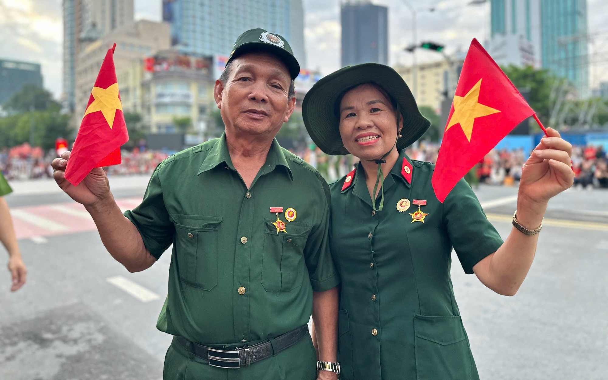 Hình ảnh xúc động của hàng ngàn người chờ xem tổng duyệt Đại lễ 30-4