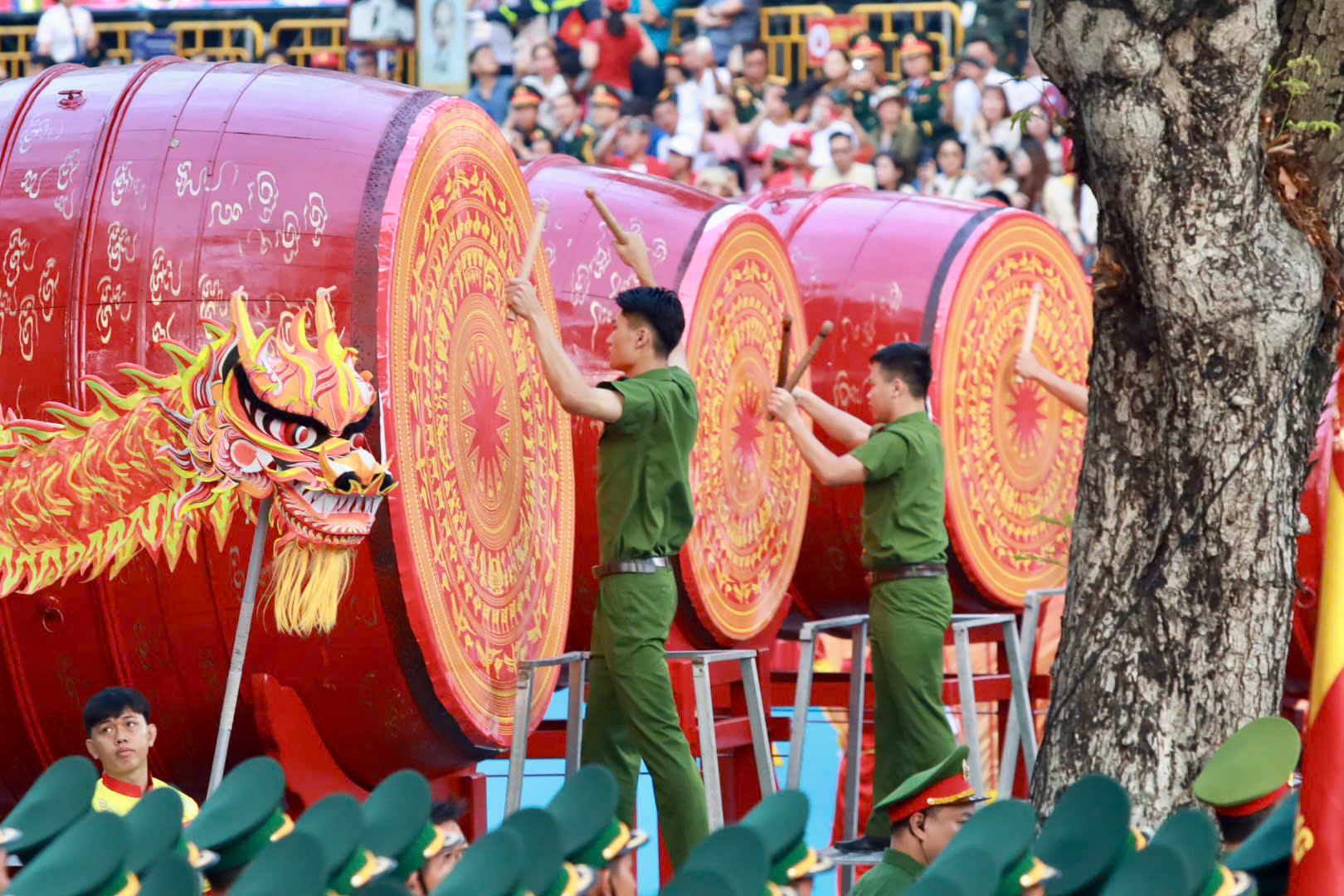 Hình ảnh xúc động của hàng ngàn người chờ xem tổng duyệt Đại lễ 30-4- Ảnh 28.