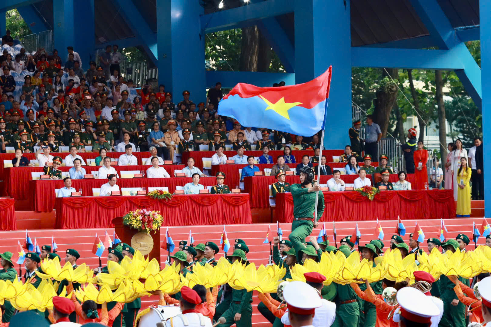 Hình ảnh xúc động của hàng ngàn người chờ xem tổng duyệt Đại lễ 30-4- Ảnh 30.