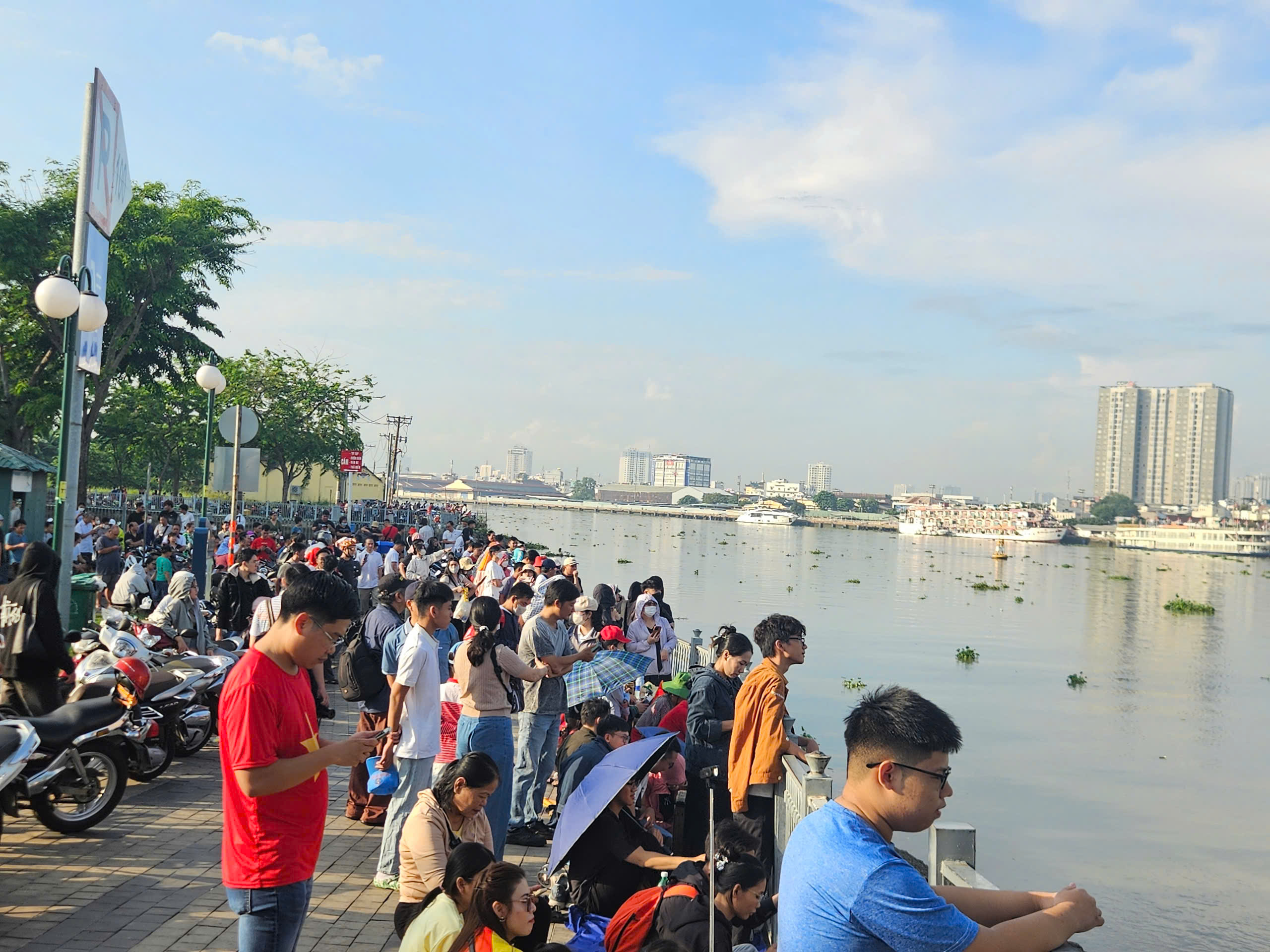 Những địa điểm xem diễu binh, ph&aacute;o hoa v&agrave; tr&igrave;nh diễn m&aacute;y bay &ldquo;kh&ocirc;ng c&oacute; chỗ ch&ecirc;&rdquo; dịp 30-4- Ảnh 4.