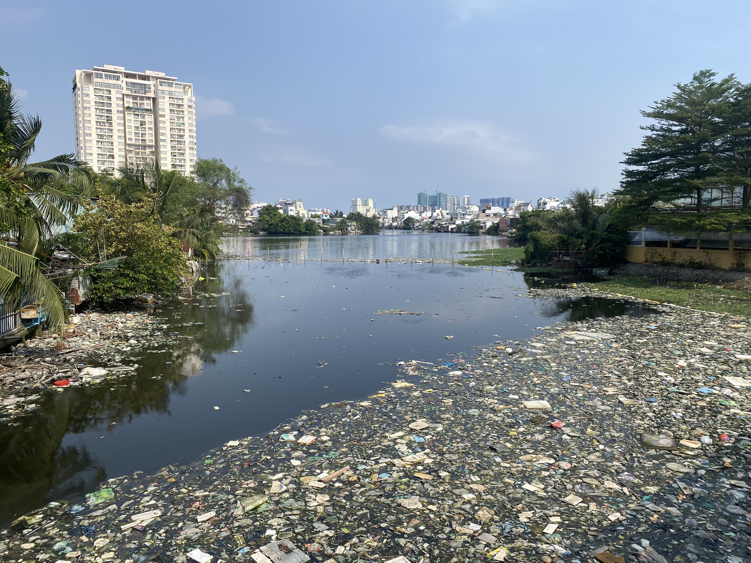 Báo in ngày 28-4: Nhìn thẳng vấn đề sữa giả, thuốc giả - Ảnh 3.