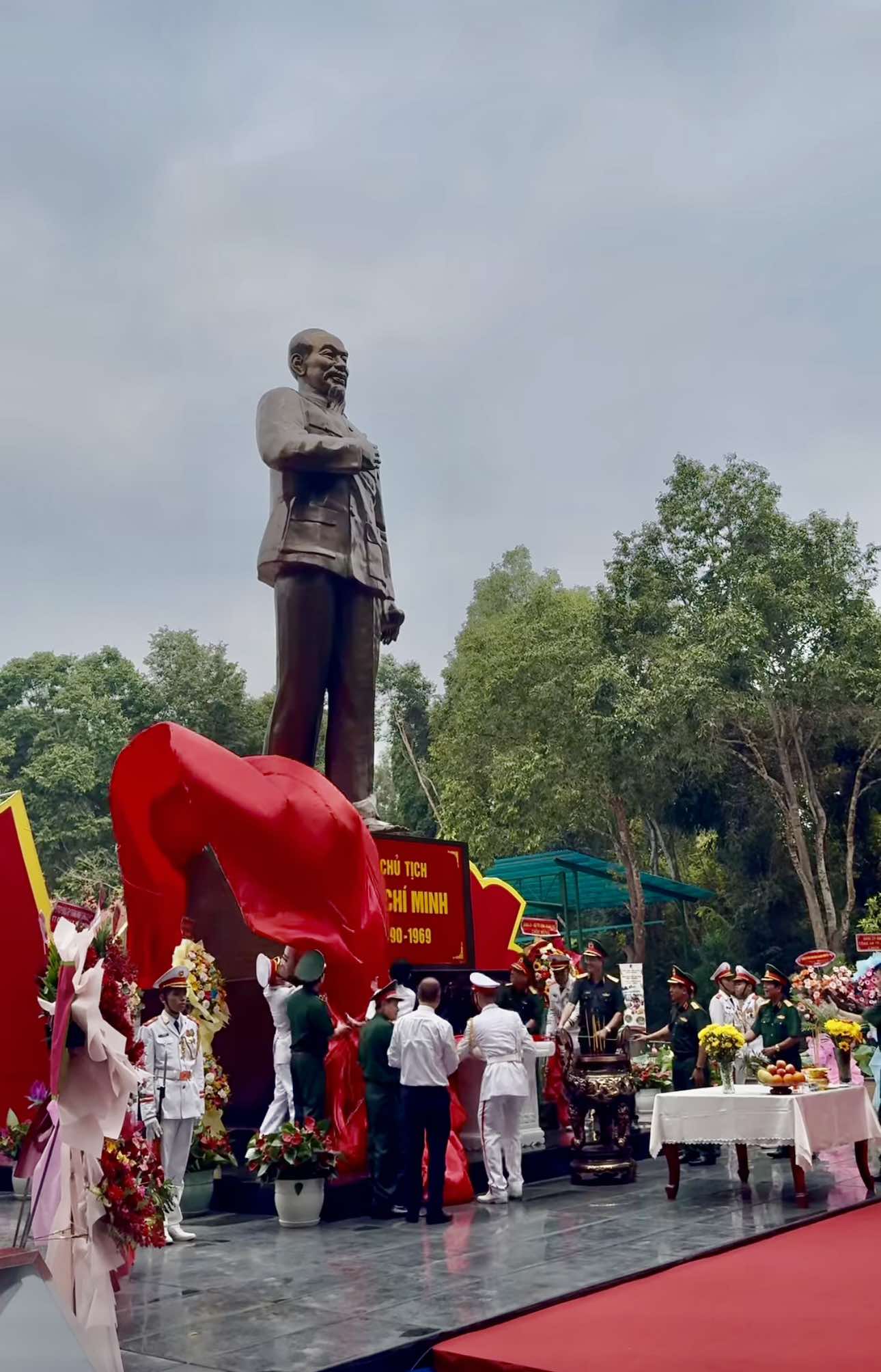 NSND Minh Vương x&uacute;c động trong Lễ kh&aacute;nh th&agrave;nh Tượng đ&agrave;i Chủ tịch Hồ Ch&iacute; Minh tại Đền Bến Dược - Ảnh 2.