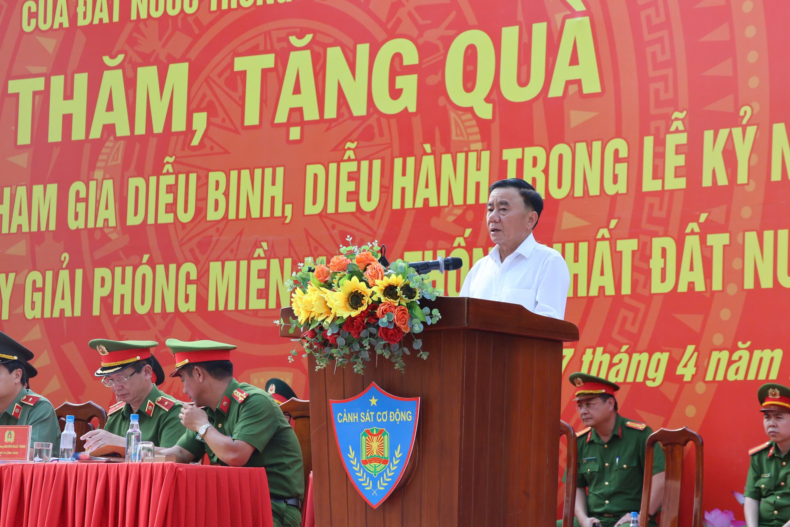 Thường trực Ban B&iacute; thư Trần Cẩm T&uacute; thăm, tặng qu&agrave; c&aacute;c khối diễu binh tại Đồng Nai- Ảnh 3.