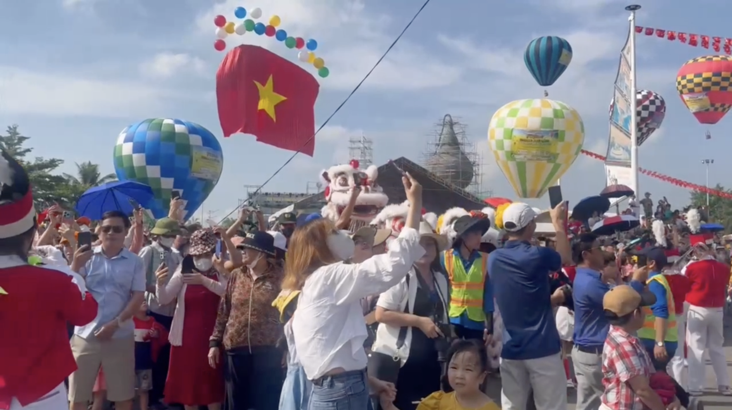 CLIP: Khinh kh&iacute; cầu rực rỡ tr&ecirc;n bầu trời Đồng Nai s&aacute;ng 27-4, ng&agrave;n người đổ đến chi&ecirc;m ngưỡng - Ảnh 2.