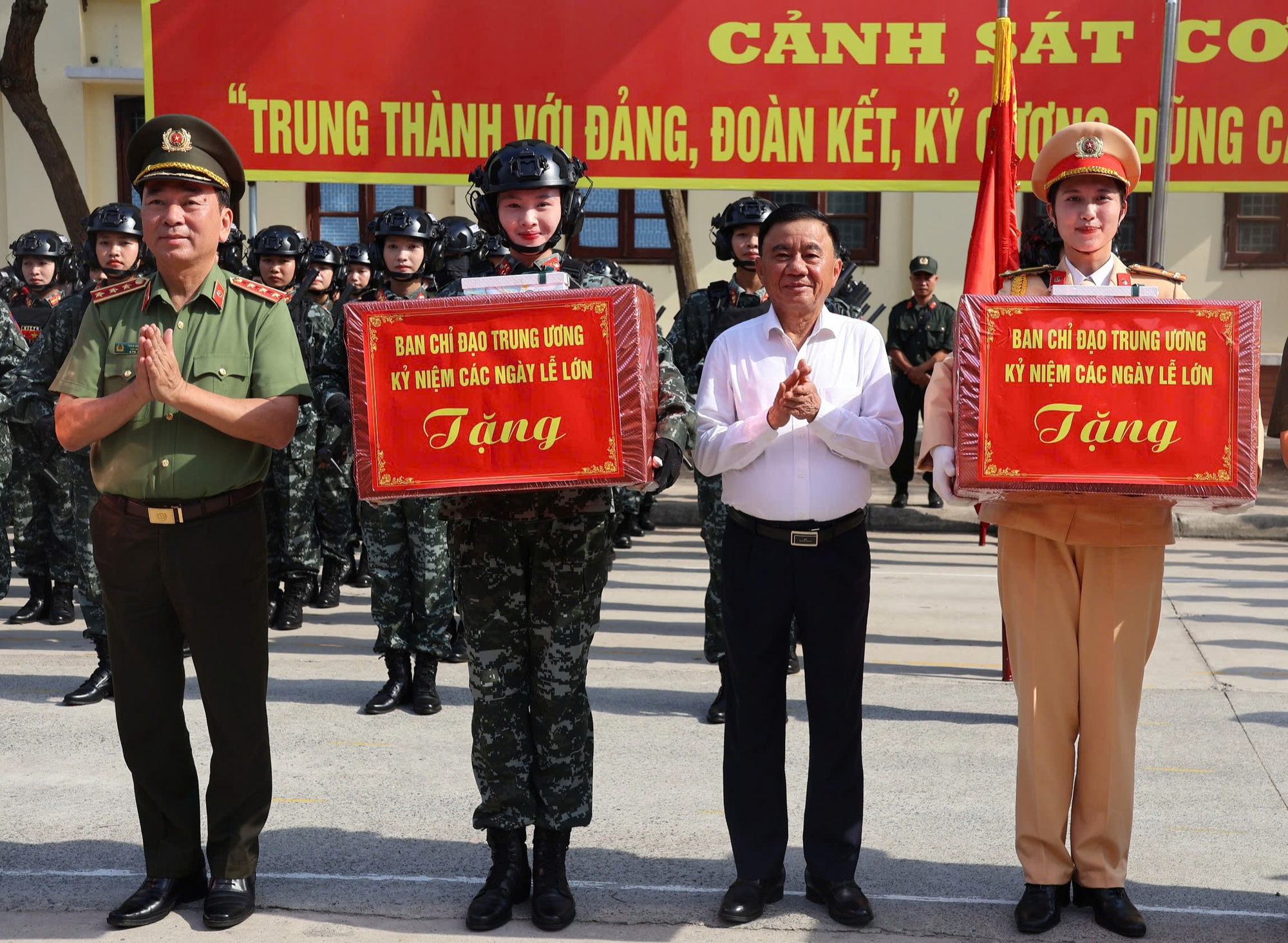 Thường trực Ban B&iacute; thư Trần Cẩm T&uacute; thăm, tặng qu&agrave; c&aacute;c khối diễu binh tại Đồng Nai- Ảnh 1.