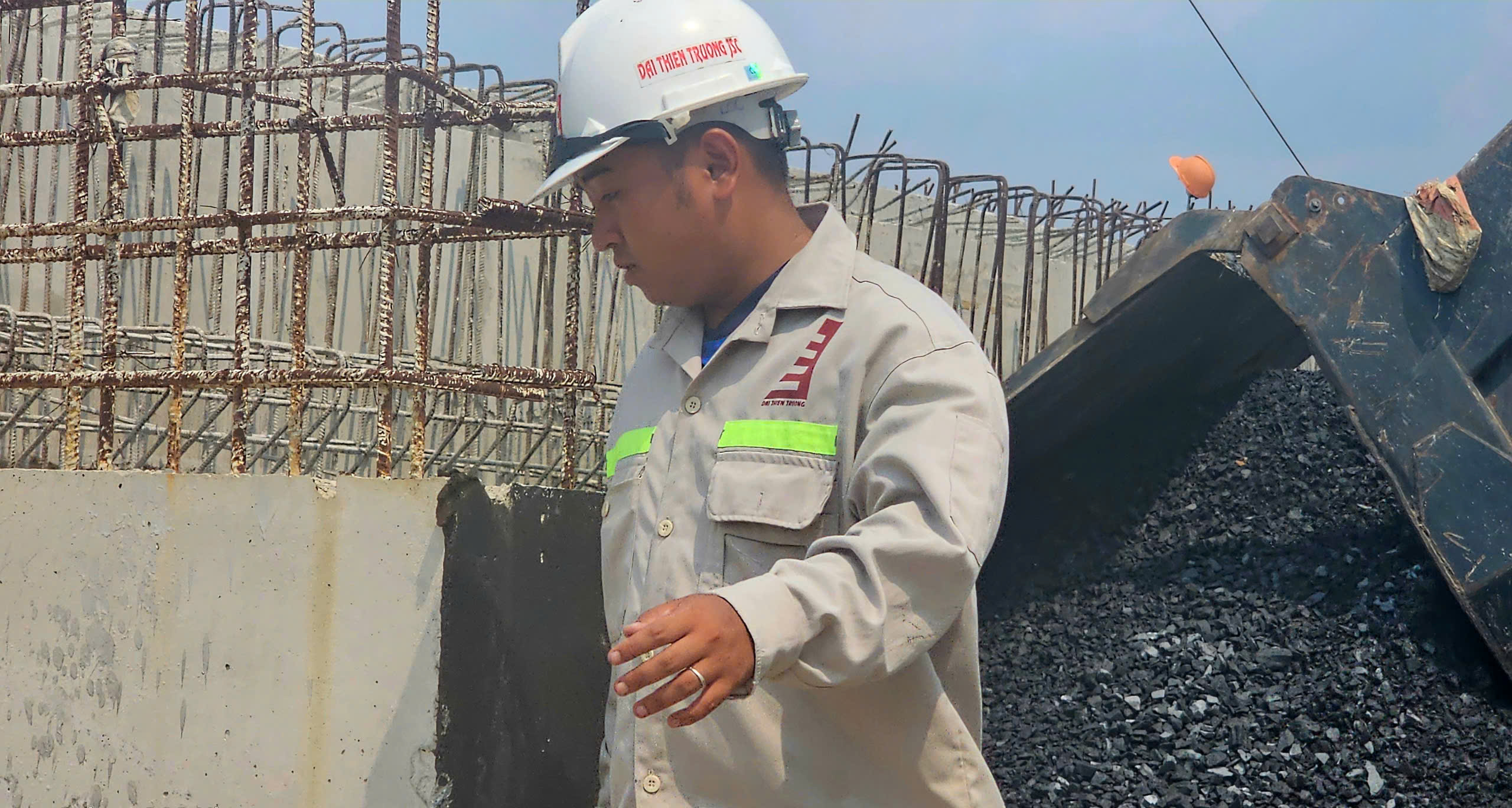Kh&iacute; thế tr&ecirc;n c&ocirc;ng trường trọng điểm ở B&igrave;nh Dương - Ảnh 6.