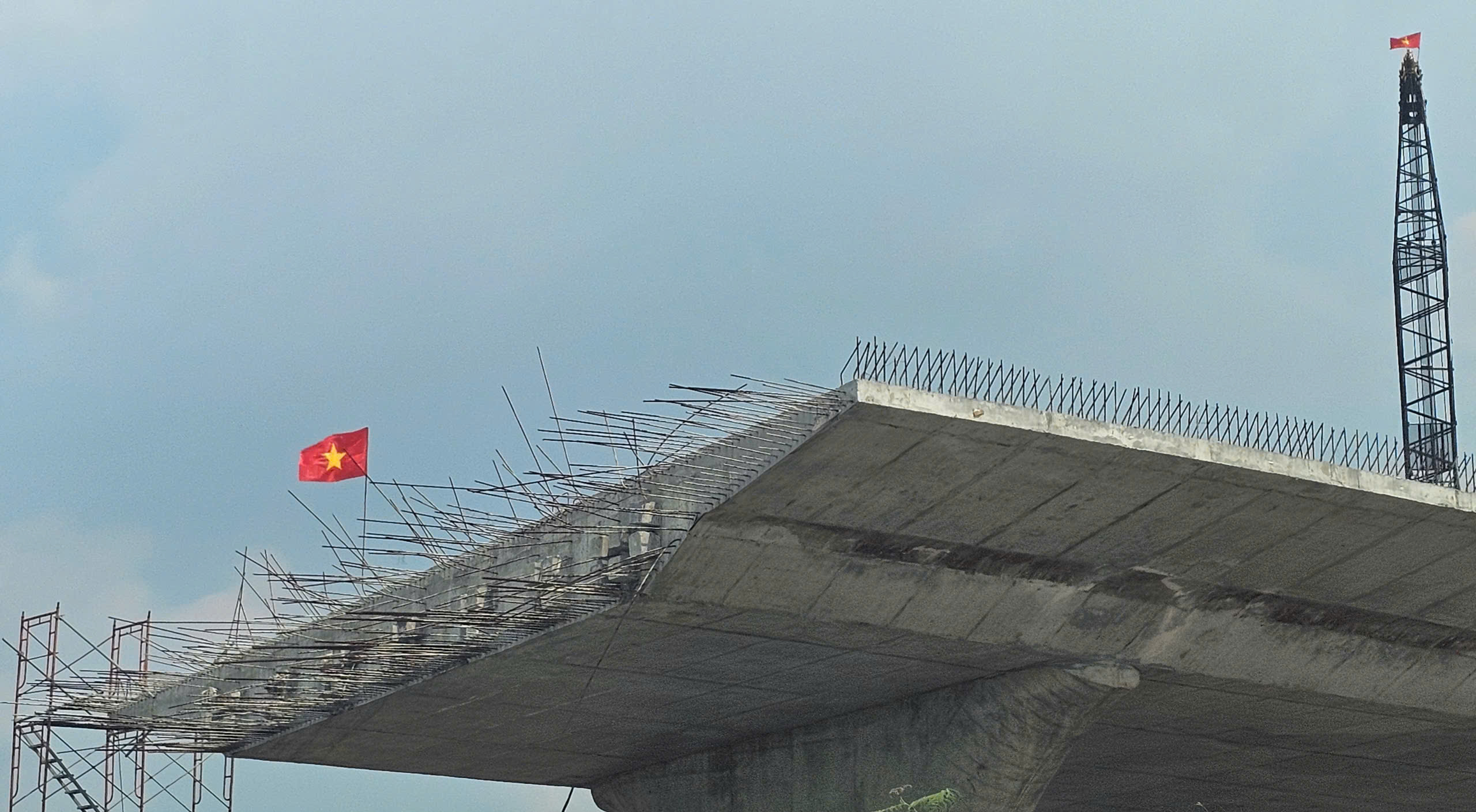 Kh&iacute; thế tr&ecirc;n c&ocirc;ng trường trọng điểm ở B&igrave;nh Dương - Ảnh 2.