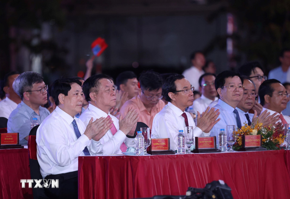 Cầu truyền h&igrave;nh quốc gia "Vang m&atilde;i kh&uacute;c khải ho&agrave;n" - Ảnh 1.