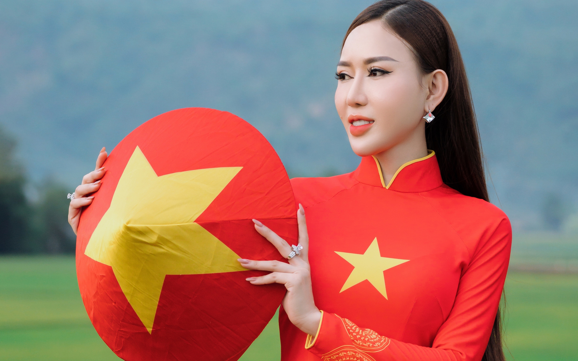 Người đẹp mặc áo dài cờ đỏ sao vàng gây sốt là ai?