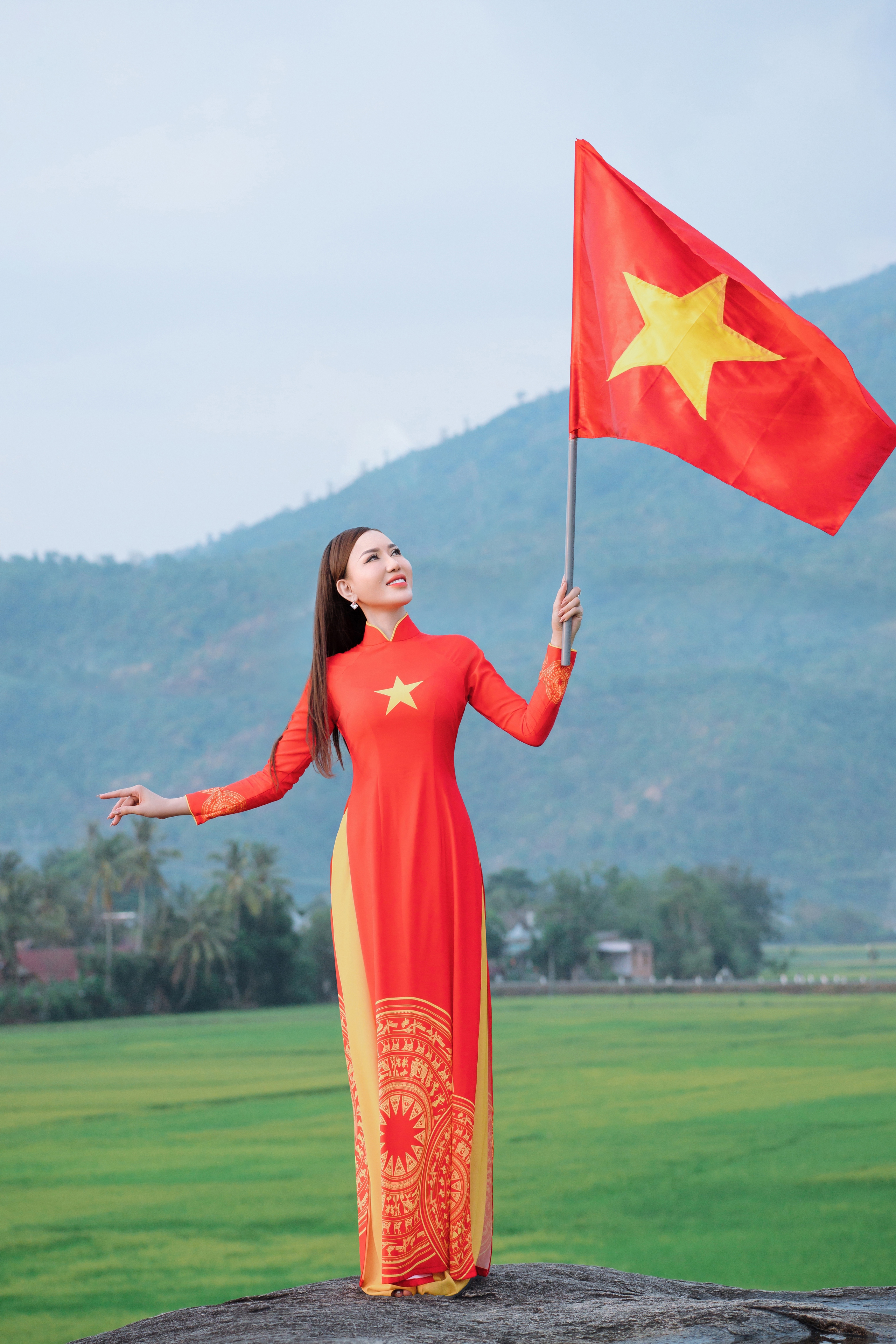 Người đẹp mặc áo dài cờ đỏ sao vàng gây sốt là ai? - Ảnh 2.
