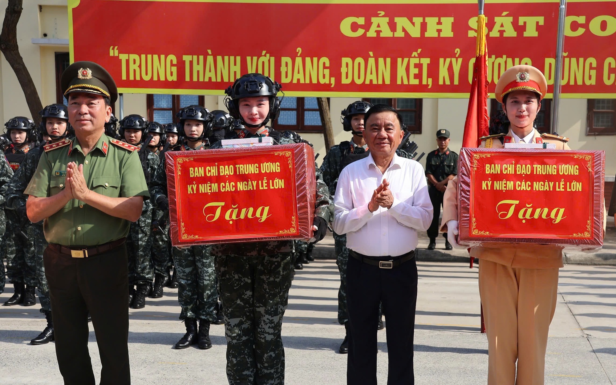Thường trực Ban Bí thư Trần Cẩm Tú thăm, tặng quà các khối diễu binh tại Đồng Nai