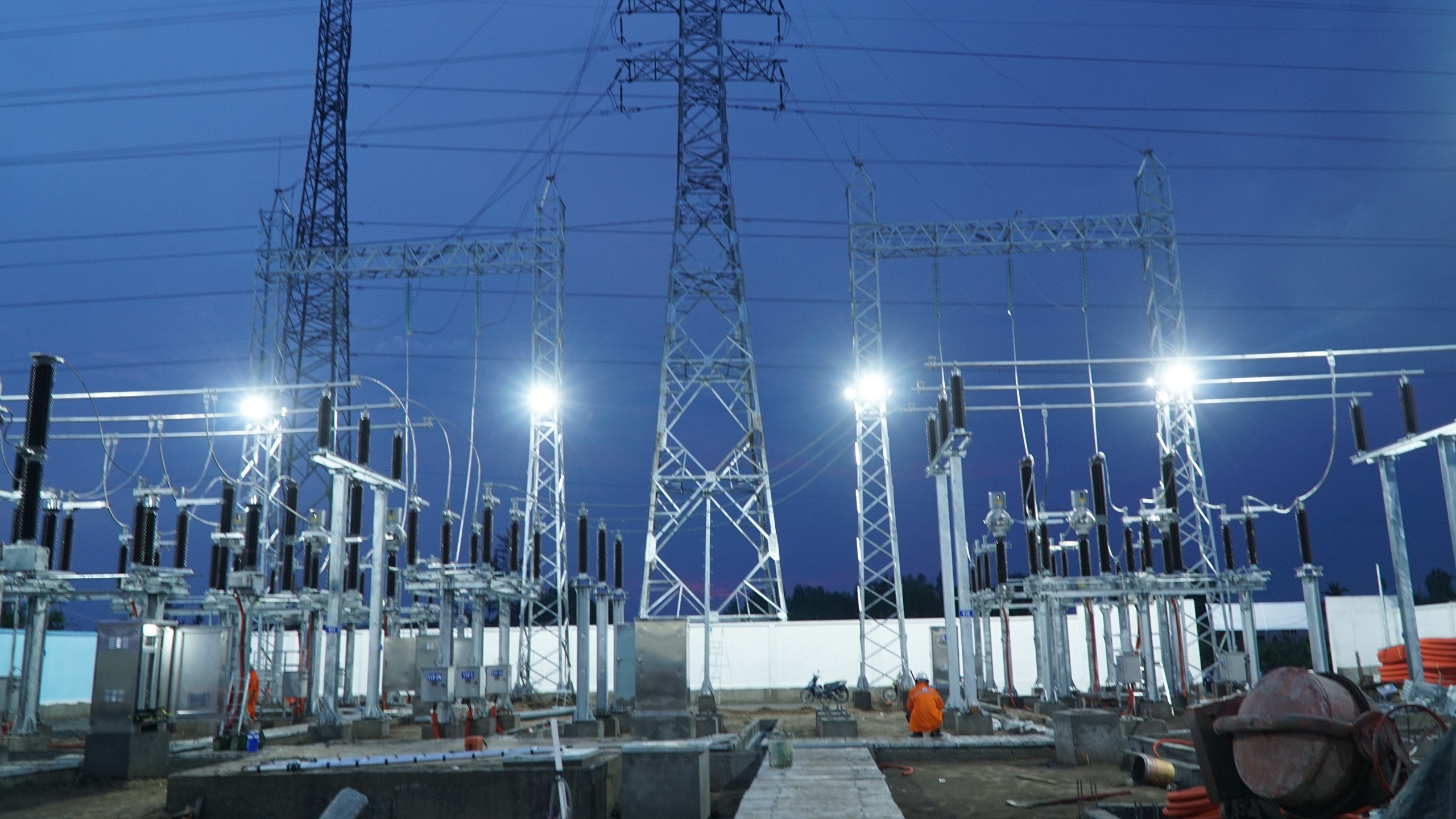 EVNSPC tiếp tục đóng điện thêm 4 công trình 110kV chào mừng 50 năm Ngày Giải phóng miền Nam- Ảnh 1.