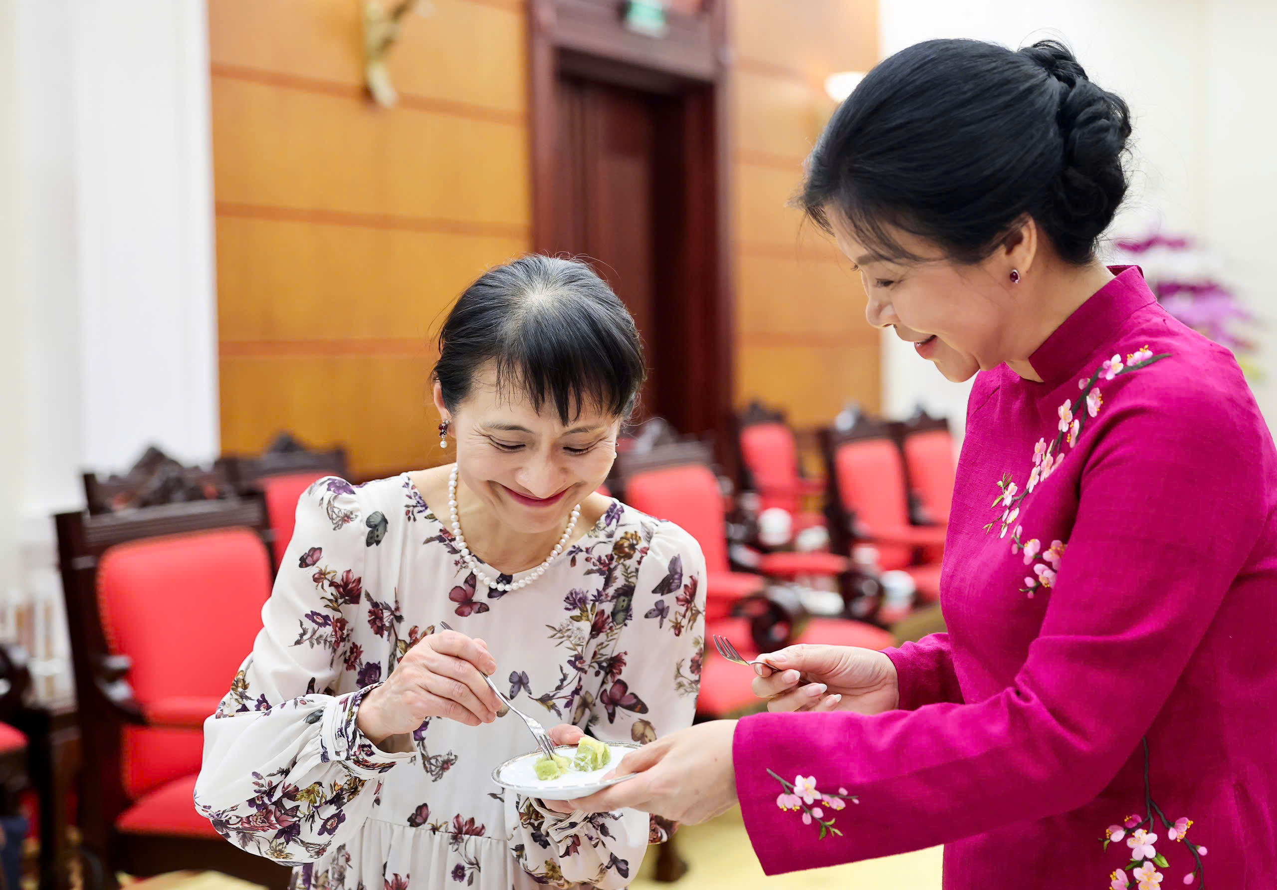 Phu nhân Tổng Bí thư cùng Phu nhân Thủ tướng Nhật Bản trải nghiệm làm bánh cốm- Ảnh 4.