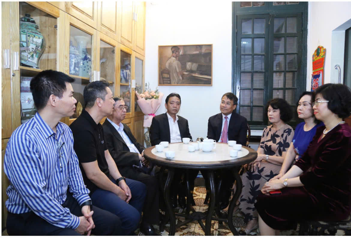 Ủy ban Quốc gia UNESCO Việt Nam thăm, ch&uacute;c mừng gia đ&igrave;nh cố nhạc sĩ Ho&agrave;ng V&acirc;n- Ảnh 5.