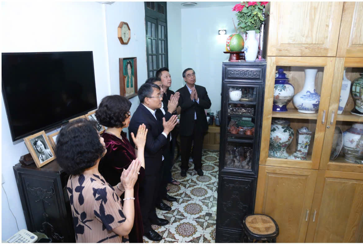 Ủy ban Quốc gia UNESCO Việt Nam thăm, ch&uacute;c mừng gia đ&igrave;nh cố nhạc sĩ Ho&agrave;ng V&acirc;n- Ảnh 3.