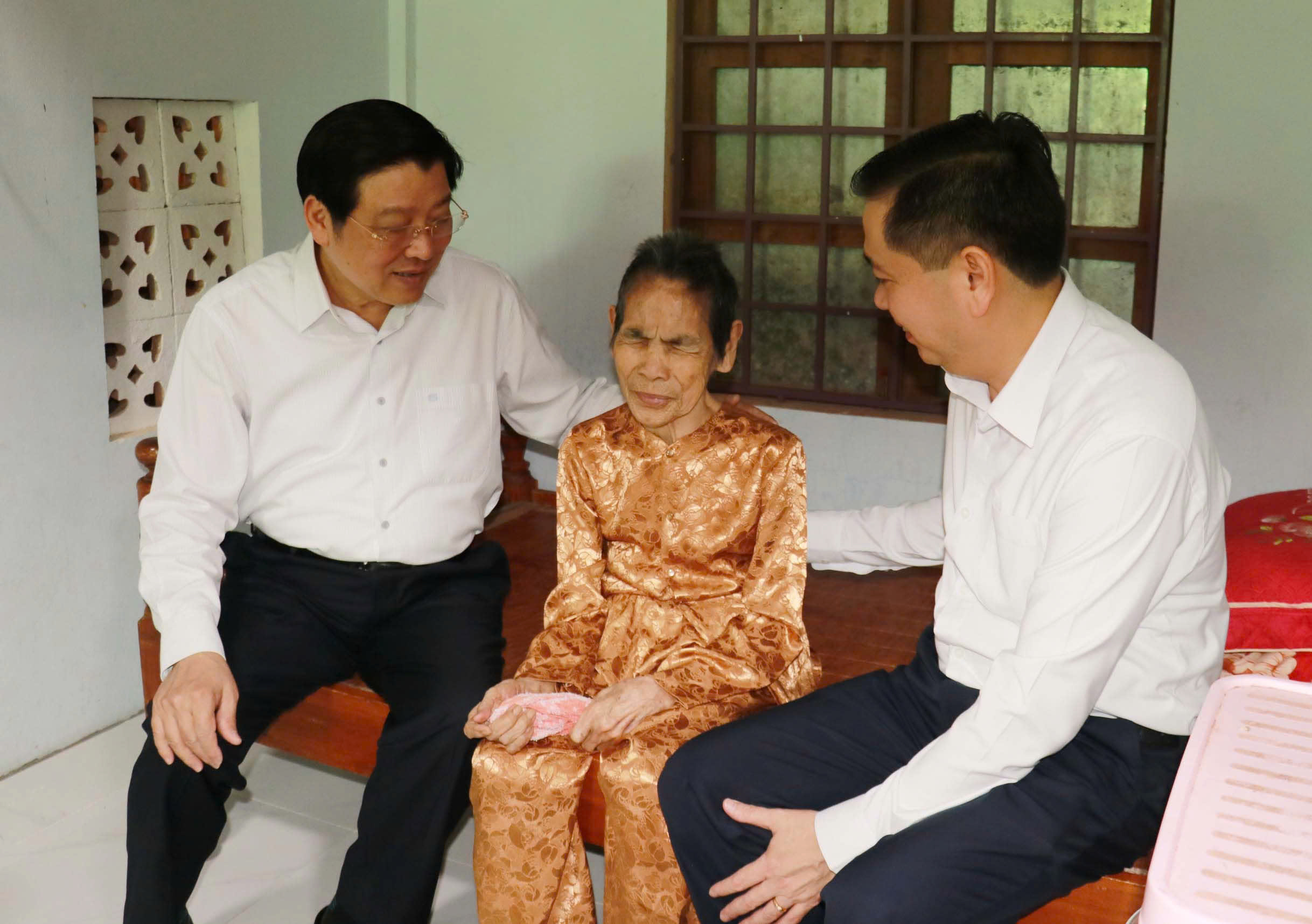 Tri &acirc;n gia đ&igrave;nh ch&iacute;nh s&aacute;ch v&agrave; c&aacute;c anh h&ugrave;ng liệt sĩ tại Quảng Trị- Ảnh 1.