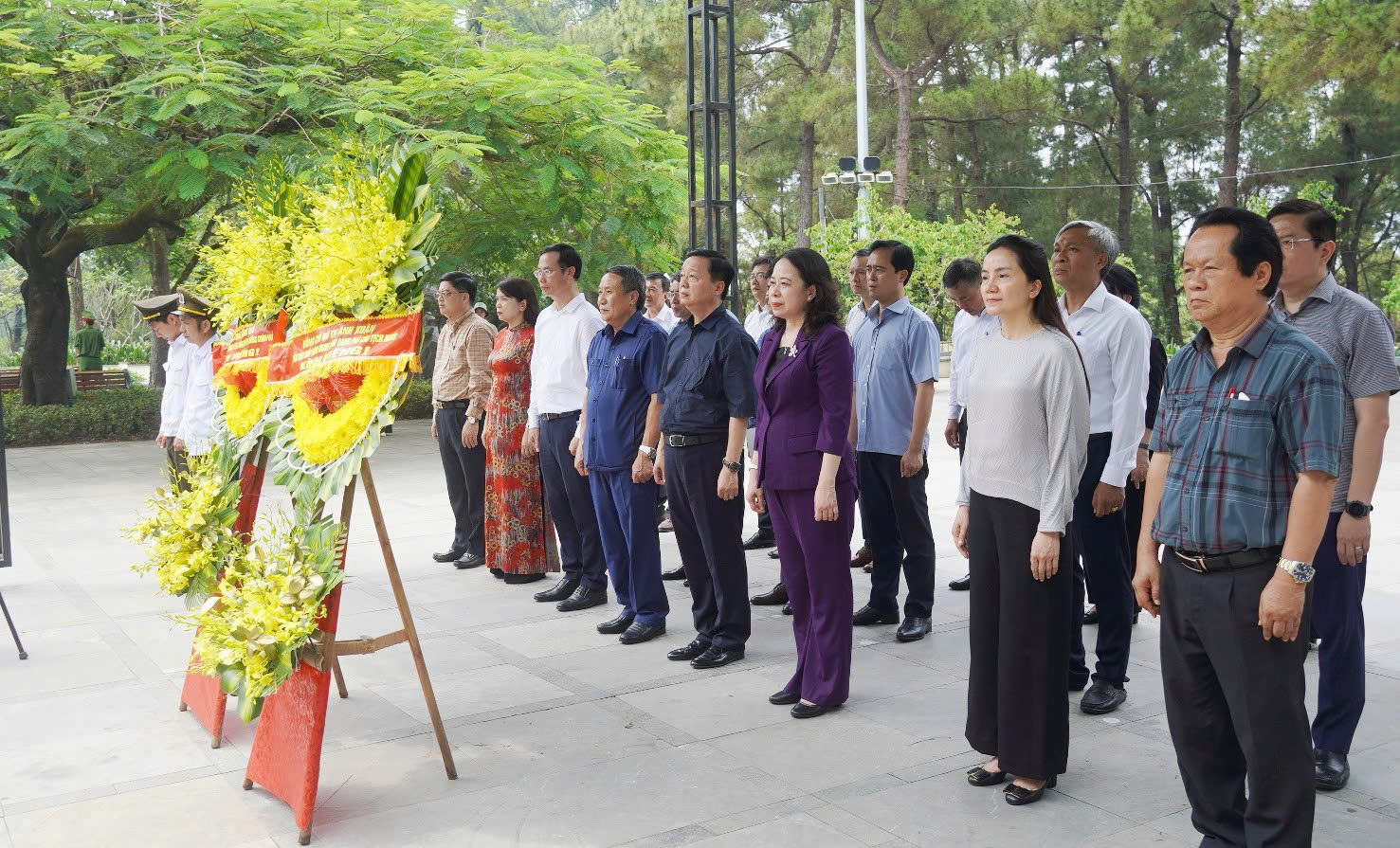 Tri &acirc;n gia đ&igrave;nh ch&iacute;nh s&aacute;ch v&agrave; c&aacute;c anh h&ugrave;ng liệt sĩ tại Quảng Trị- Ảnh 2.